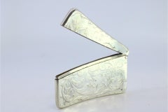 Porte-cartes en argent gaufré avec armoiries entre des lions