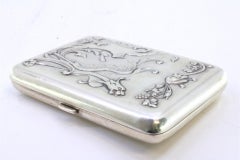Geprägtes Silberetui im Jugendstil mit goldener Innenausstattung, Sprungdeckel