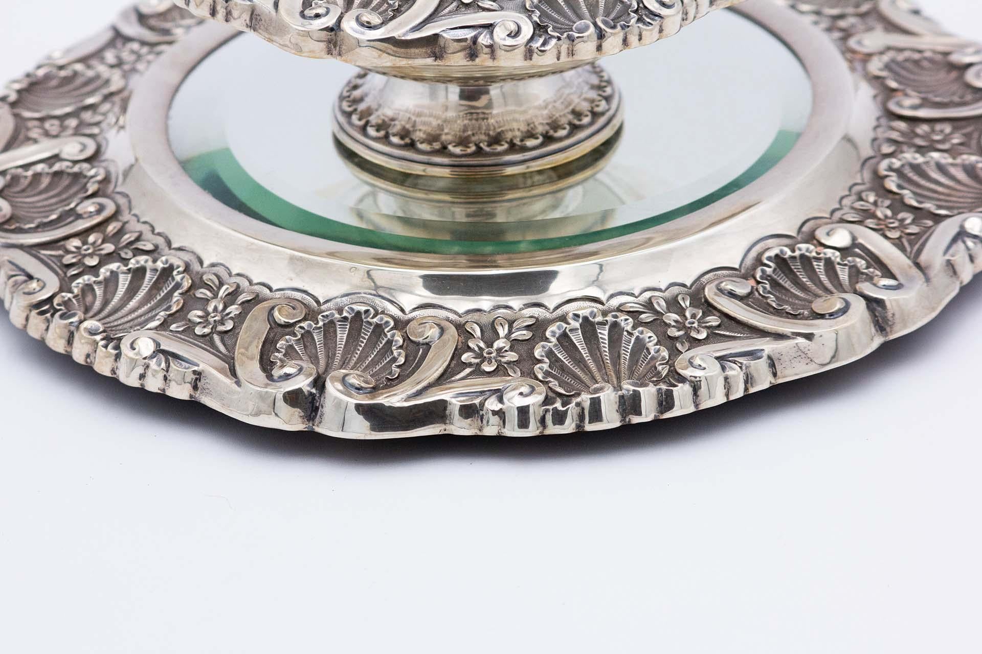 Embossed silver centerpiece with mirror in the center In Good Condition For Sale In Porto, PT
