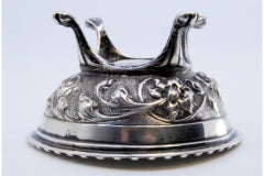 Embossed silver compote with pearled rim on four claw-shaped feet