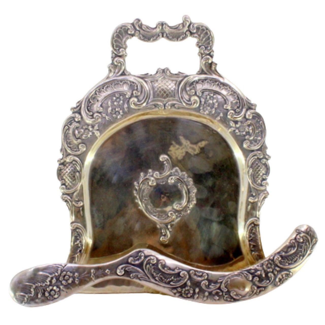 Embossed silver crumb set w/ garlands around central monogram For Sale