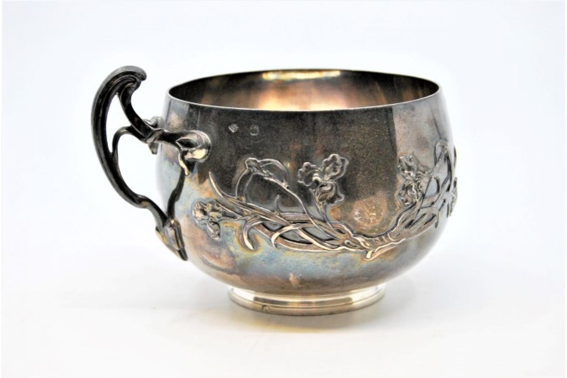 Descripción: Taza de plata con motivos florales y lazos en el asa. Metal: Silver. Origen: Francés. Marca: Tête Minerve. Peso: 181,18 gramos. Dimensiones: 7,5x4 cm. Contenido: 950/1000. Marca de ensayo: Sí, desde 1838. Información adicional: Buen