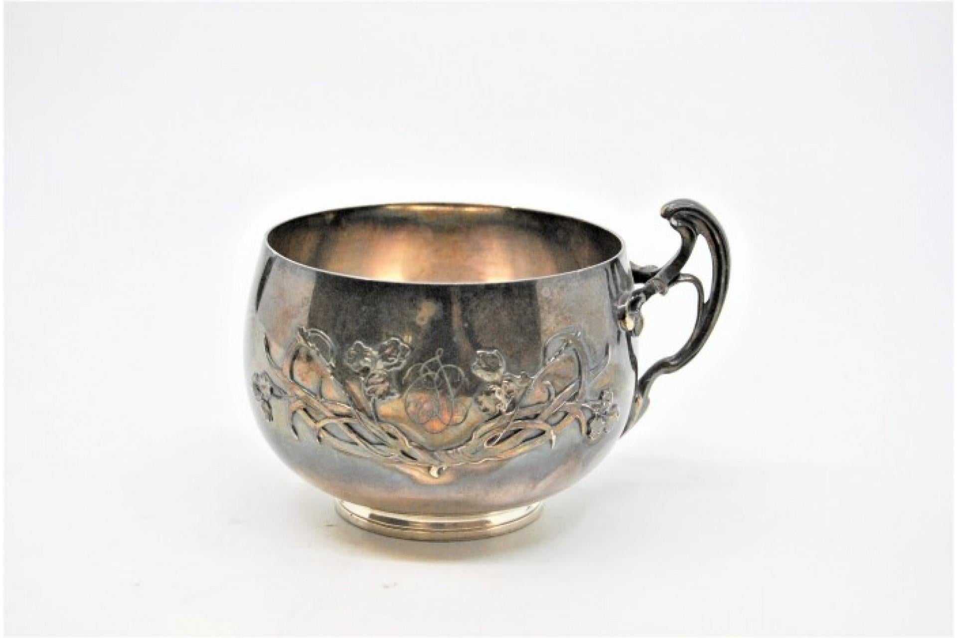 Embossed silver cup with floral motifs and bows on the handle Europeo en venta