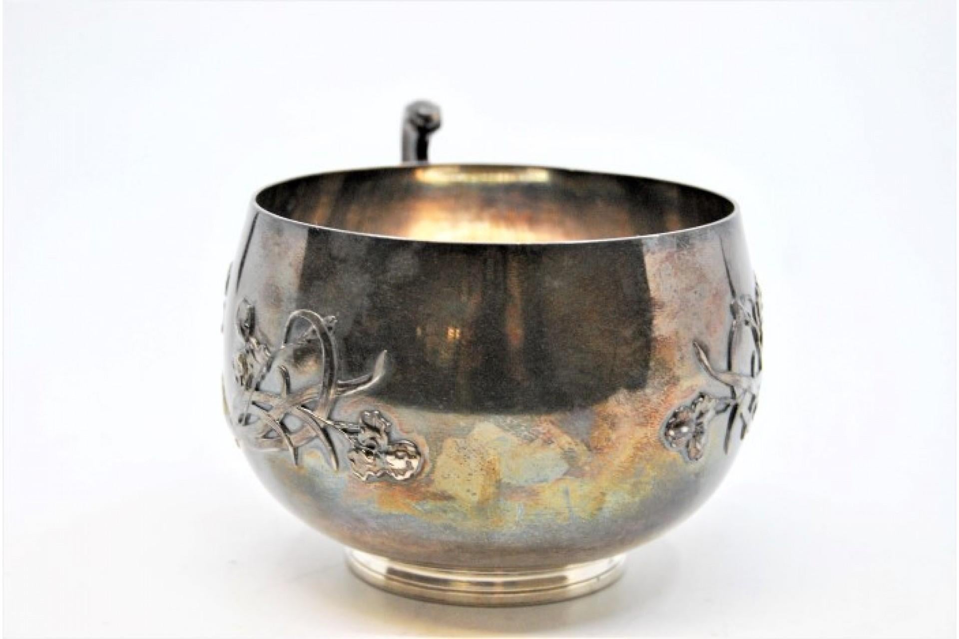 Embossed silver cup with floral motifs and bows on the handle en Bueno estado para la venta en Porto, PT