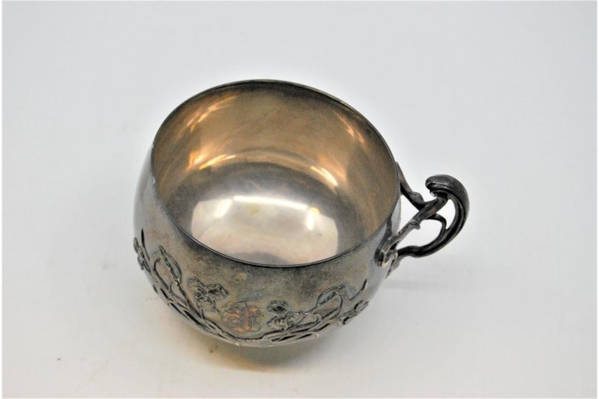 Embossed silver cup with floral motifs and bows on the handle Silver en venta