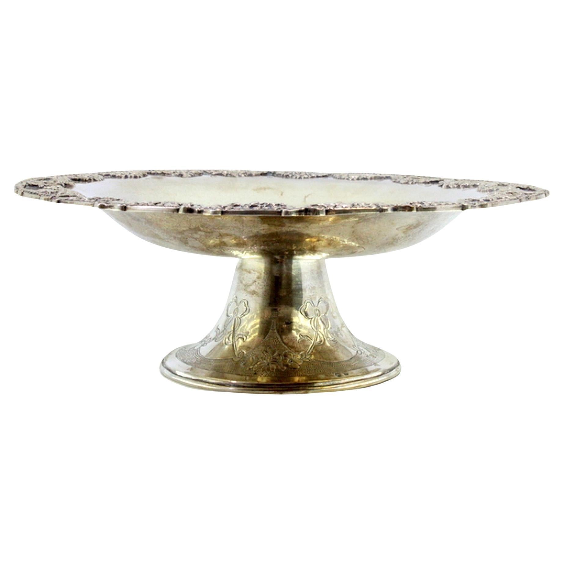 Centro de mesa de frutas de plata repujada con lazos, guirnaldas y adornos de perlas en venta