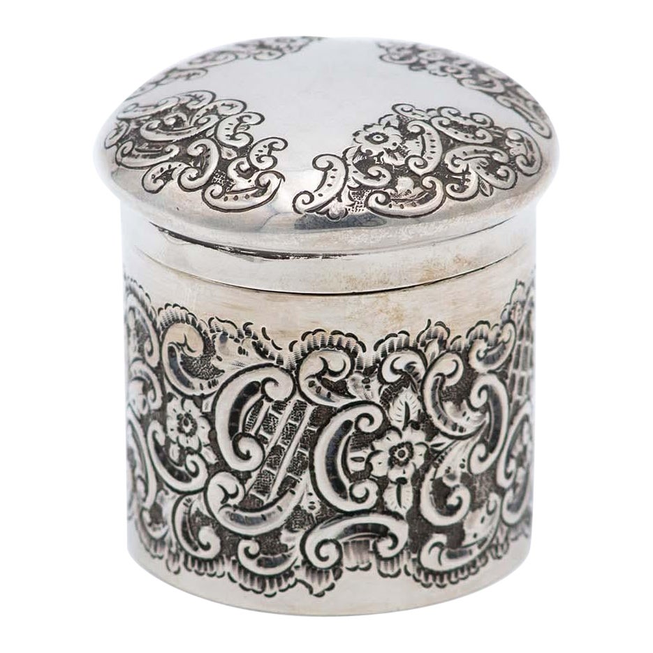 Olla de plata repujada con volutas cilíndricas y guirnaldas en venta