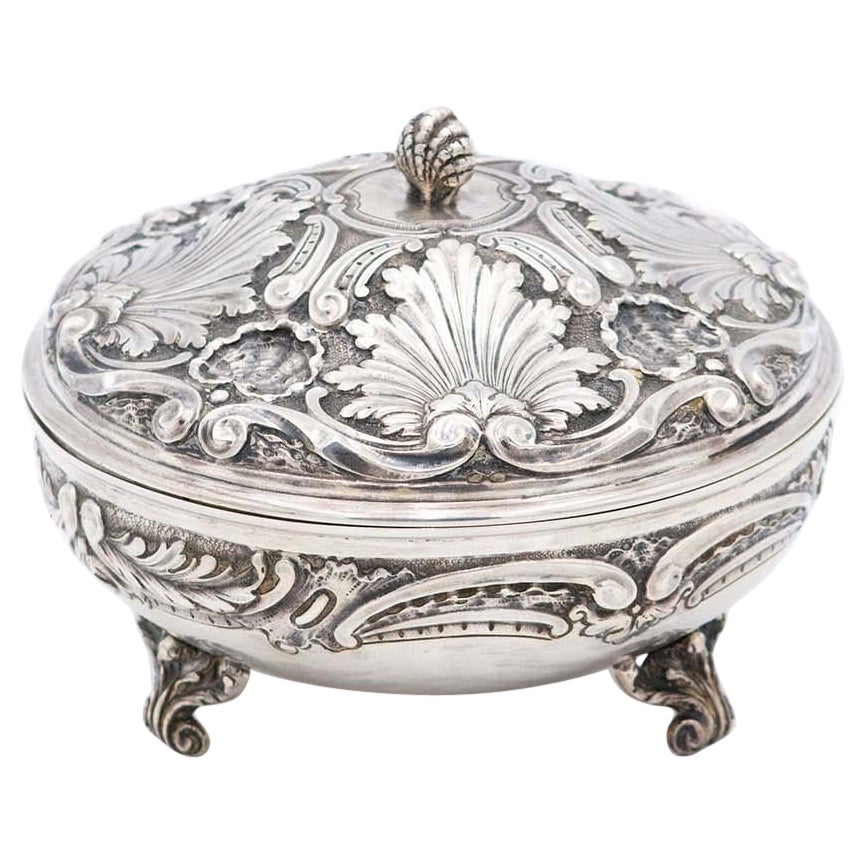 Embossed silver scullery with circular shells, lid knob and three cut-out feet im Angebot