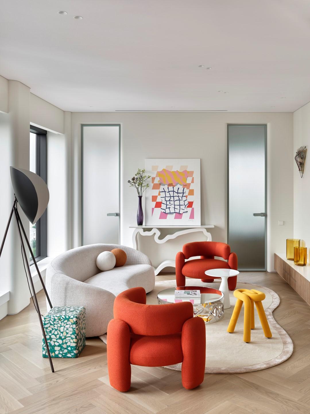 Featuring an enfolding composition of geometrical shapes, the Embrace Armchair will cozy you up in a nest-like chair.
Its back rounded silhouette allied to a very smooth seat raises the perfect setting to fall asleep after a movie night.
Its tiny