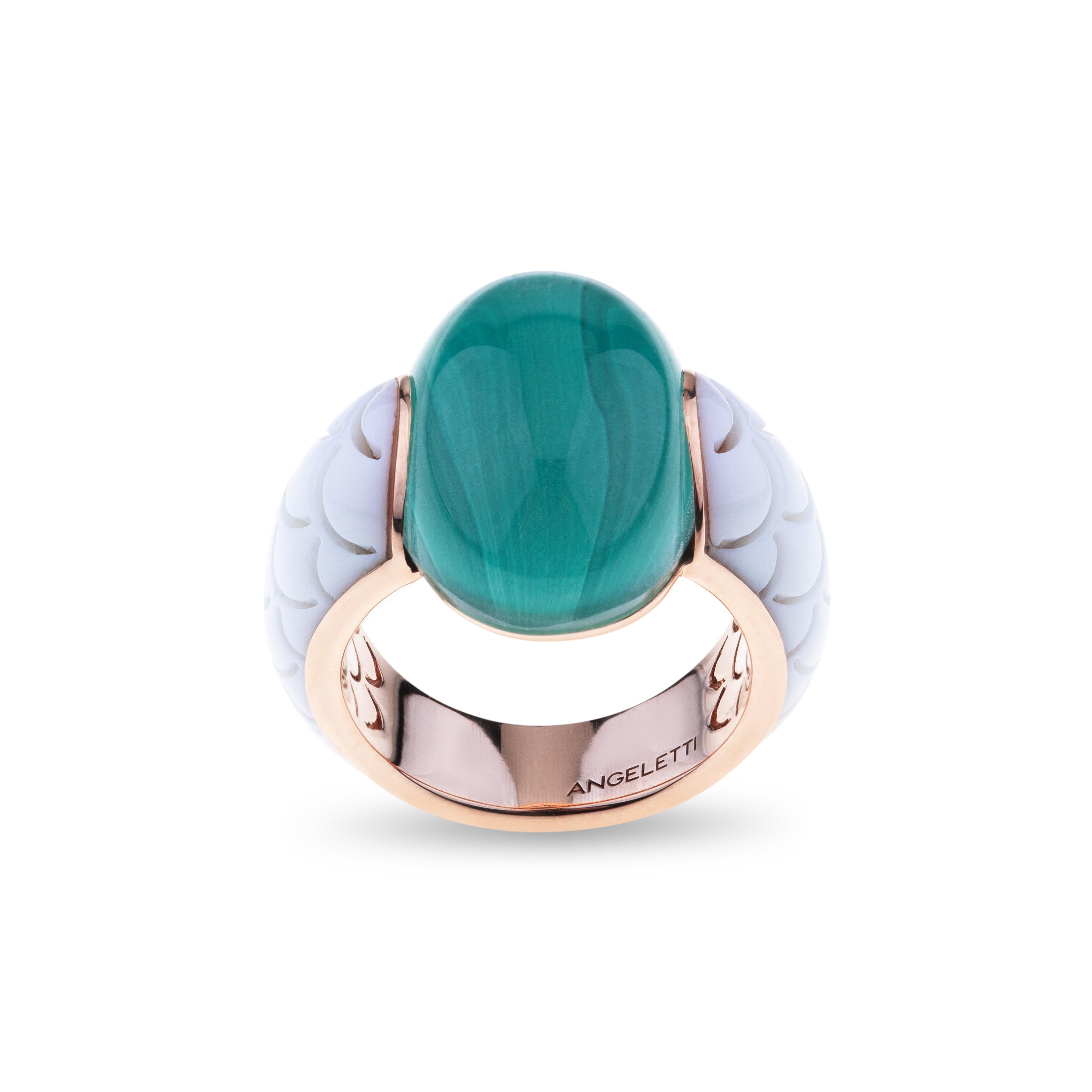 Collection Embrace d'Angeletti. Bague en céramique et or rose avec malachite cabochon.
La malachite surmontée de cristal de roche est le vert brillant du centre.
Sur le côté, la Céramique blanche avec le design Wave. Le poids de l'or est d'environ