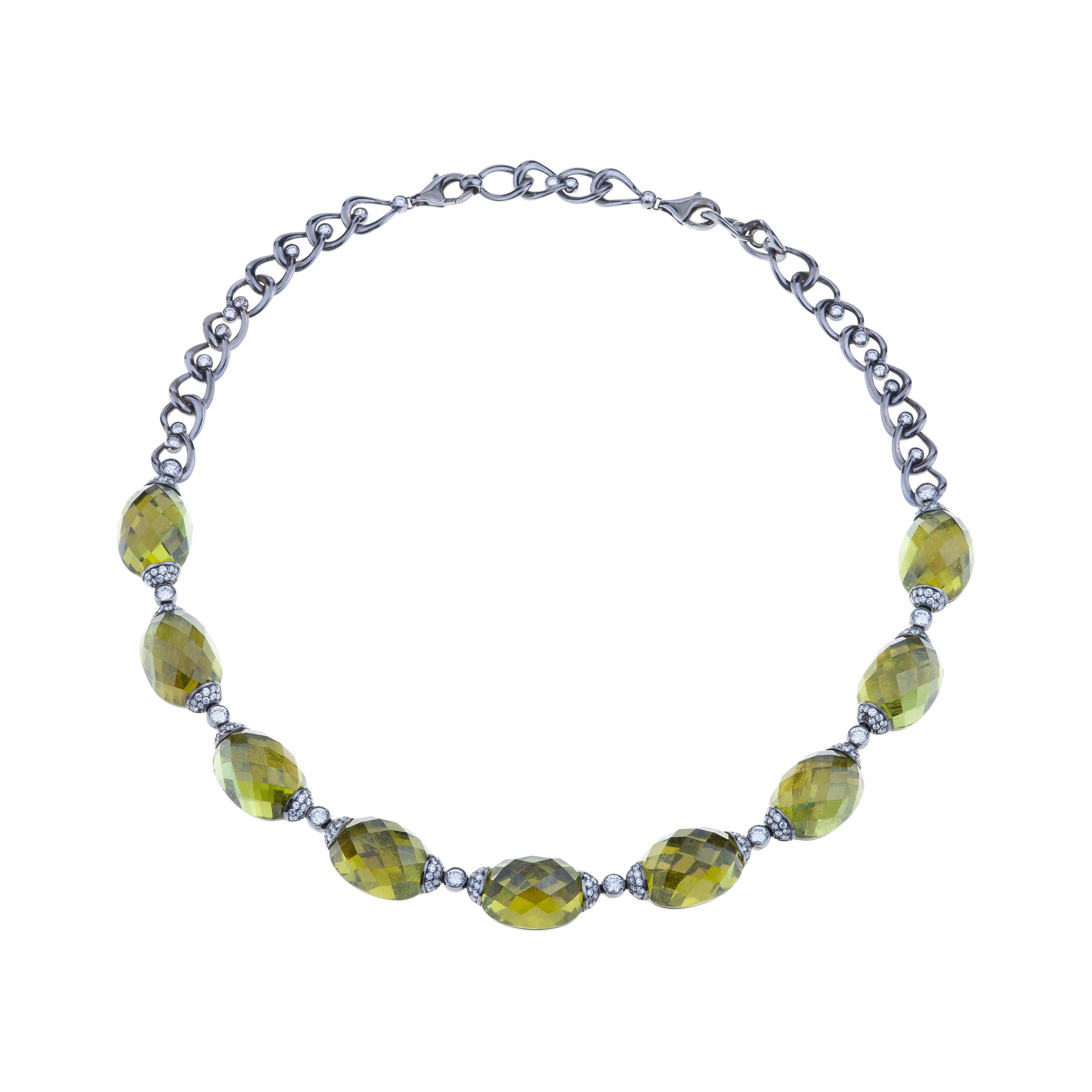 Embrace Tourmaline vert clair à facettes provenant d'une pierre unique et de diamants