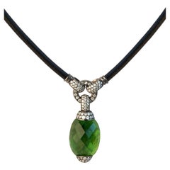 Abbraccio di Angeletti. Ciondolo Iconic con tormalina verde sfaccettata e diamanti
