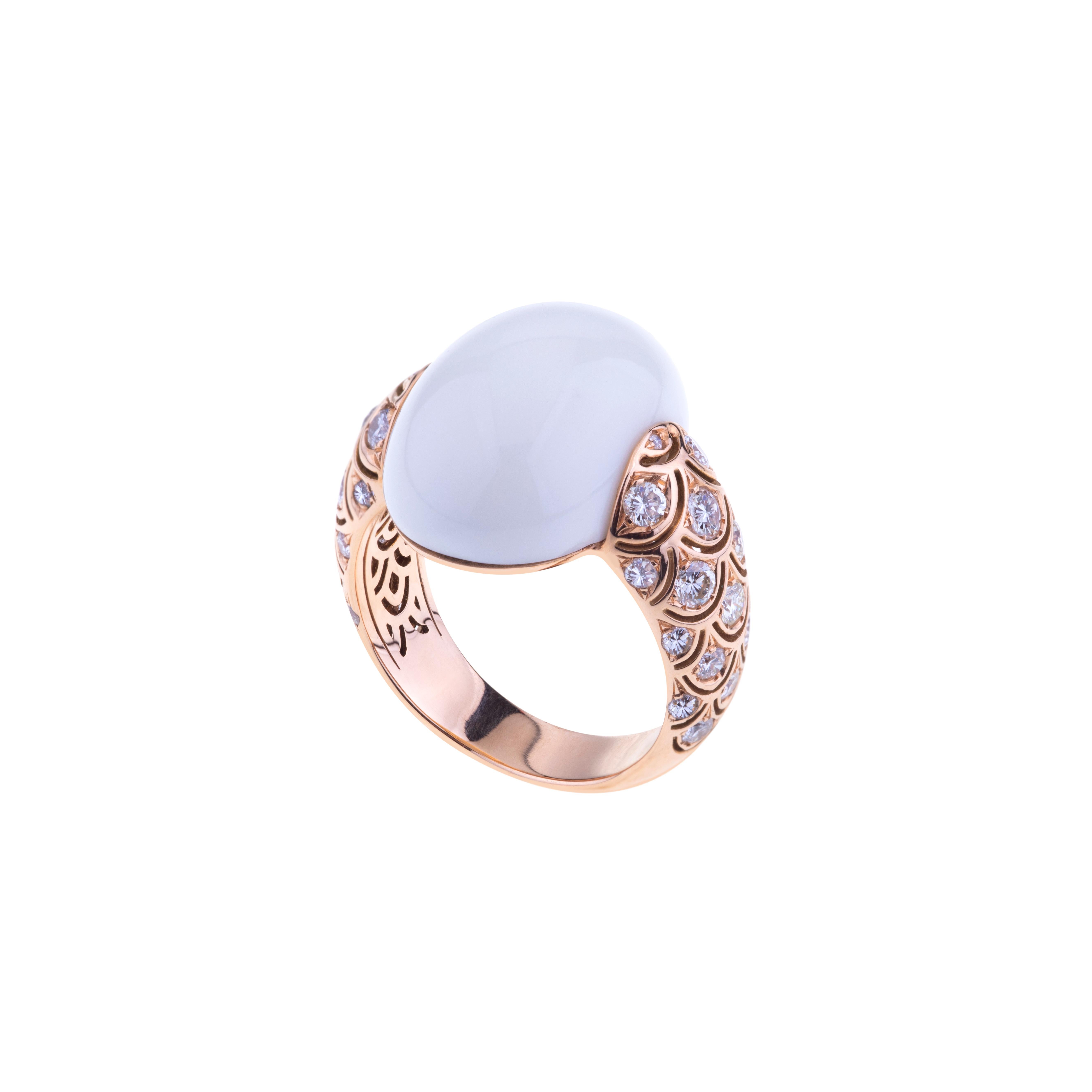 Taille brillant Bague Embrace d'Angeletti, en or rose avec cabochon en céramique et diamants en vente