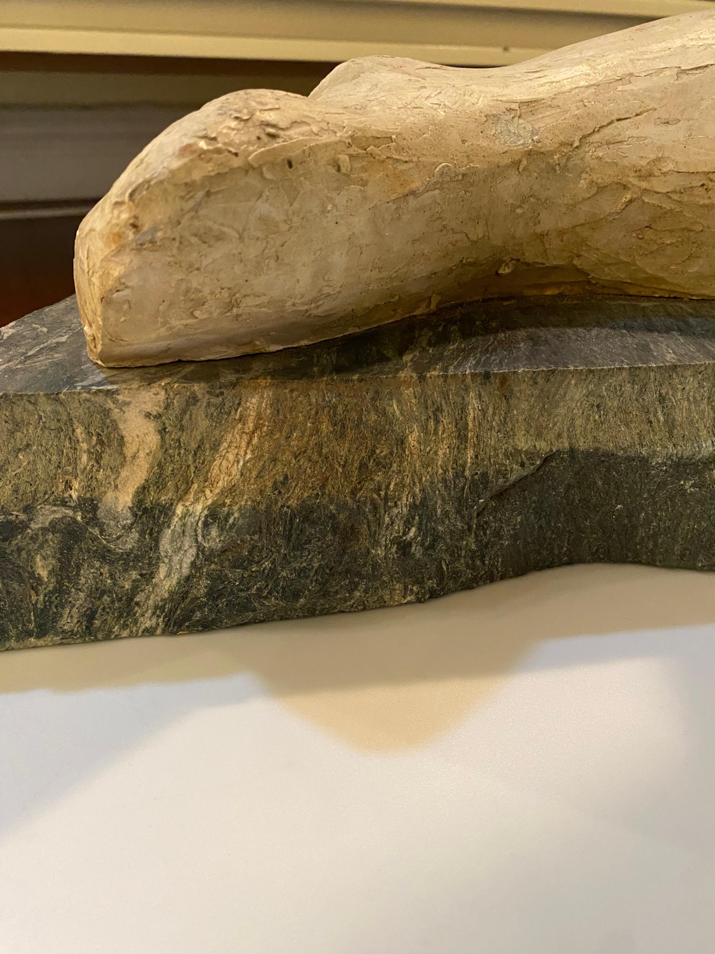 Scultura in argilla su base di marmo 