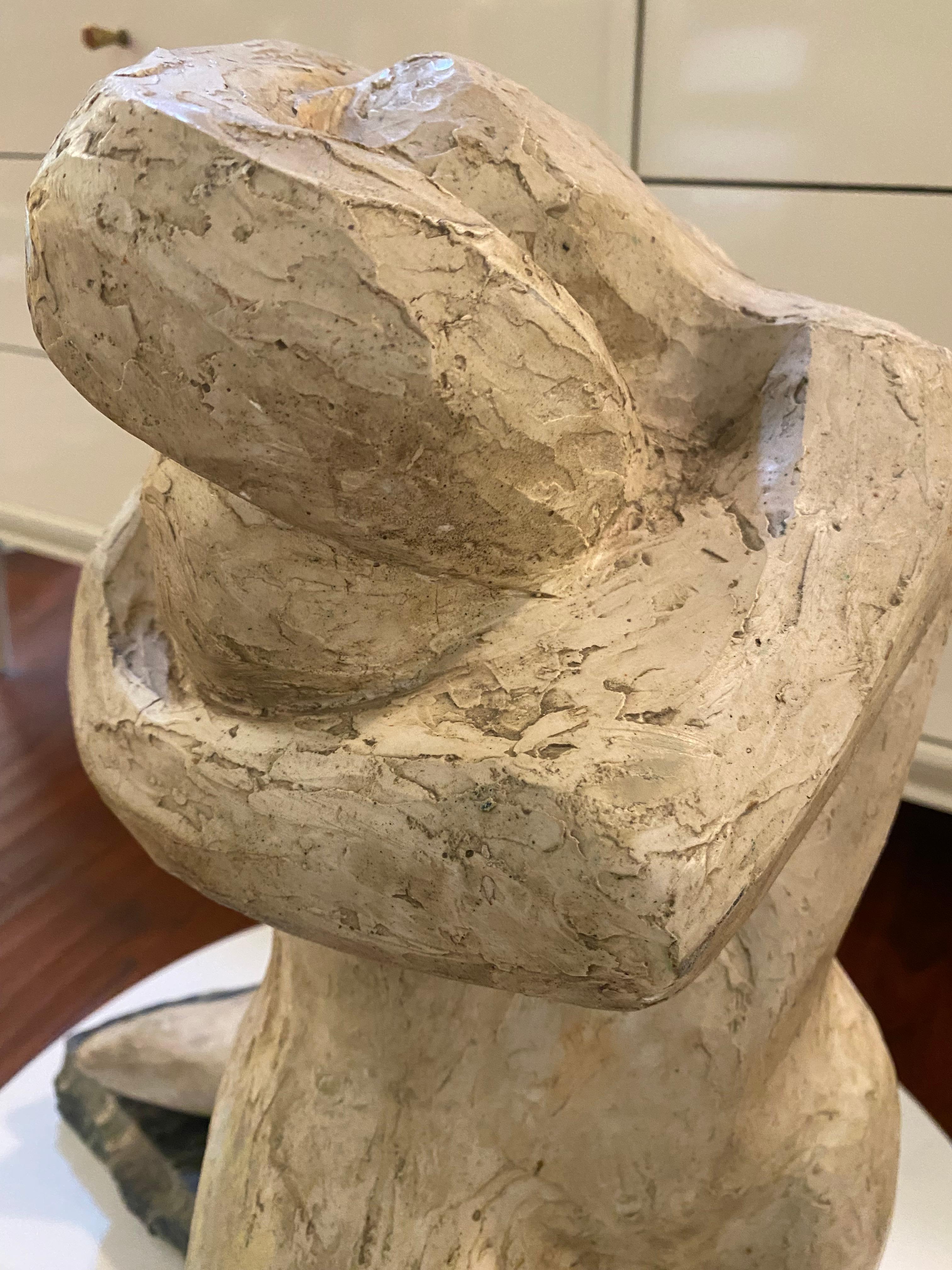Quest'opera di J. Carl Strauss poggia su una base di marmo, ancorando saldamente la sua presenza nello spazio con una densità silenziosa. Tuttavia, il materiale stesso della scultura rimane indefinito: la sua superficie grezza, segnata dalle tracce