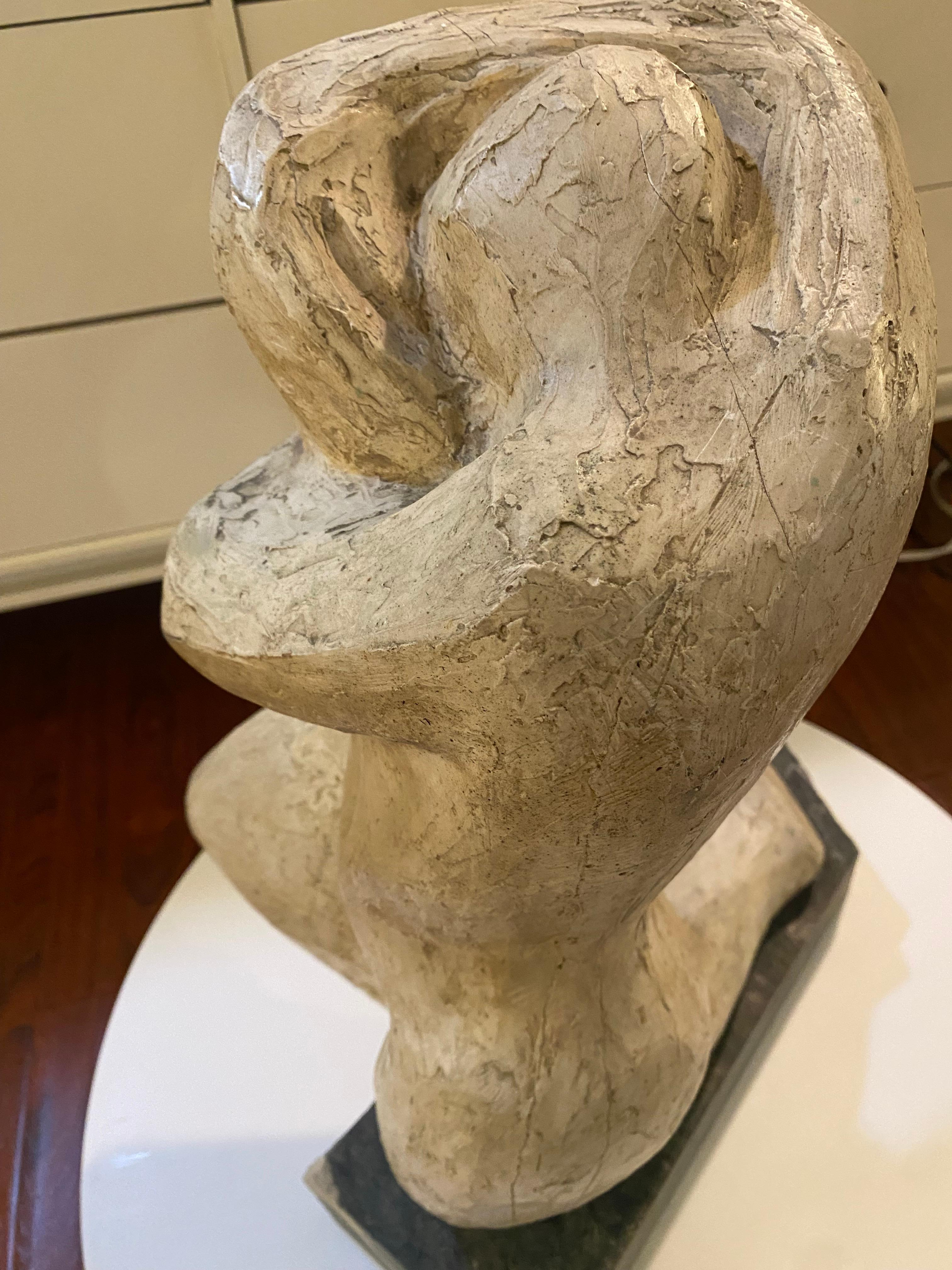 Scultura in argilla su base di marmo 