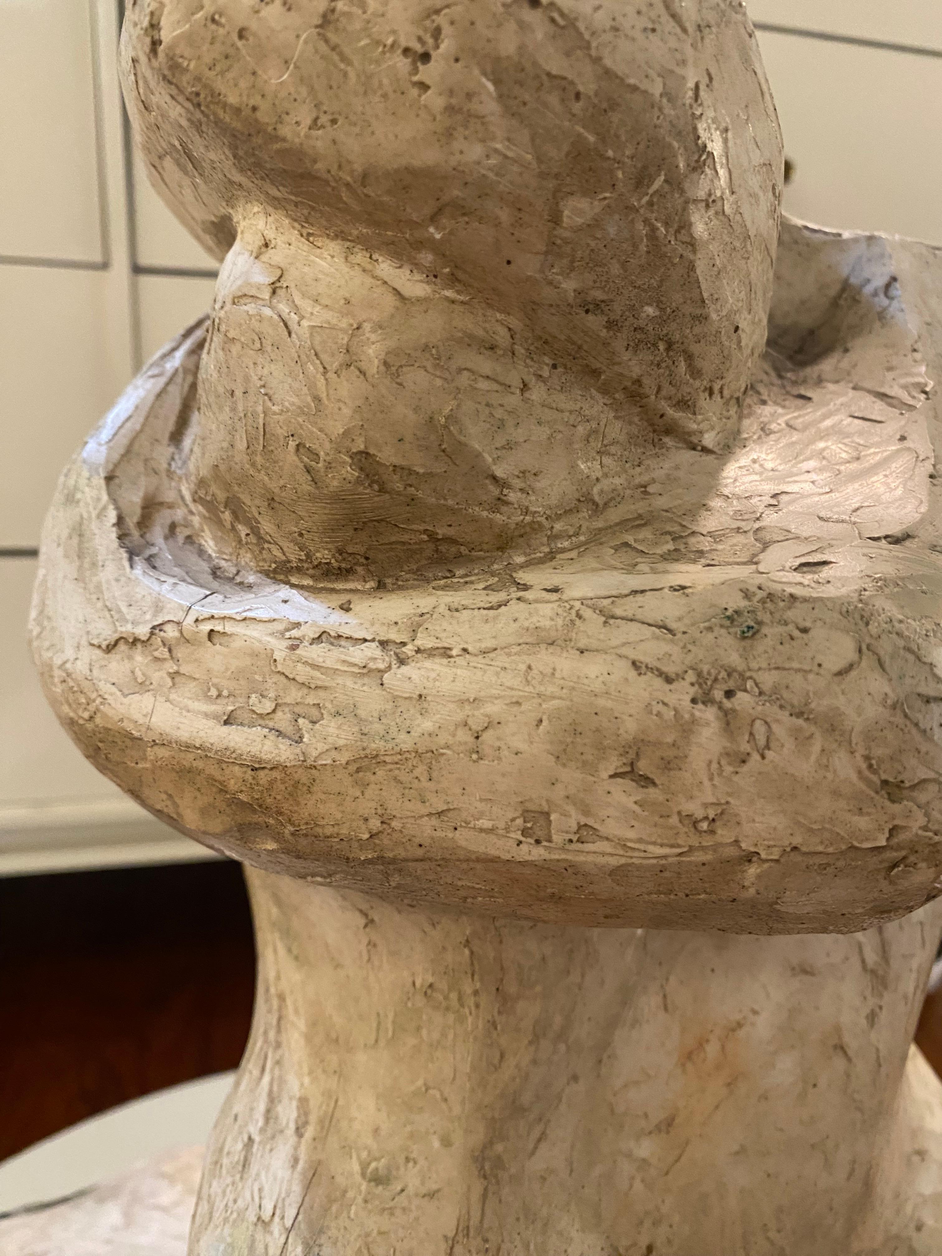 Scultura in argilla su base di marmo 