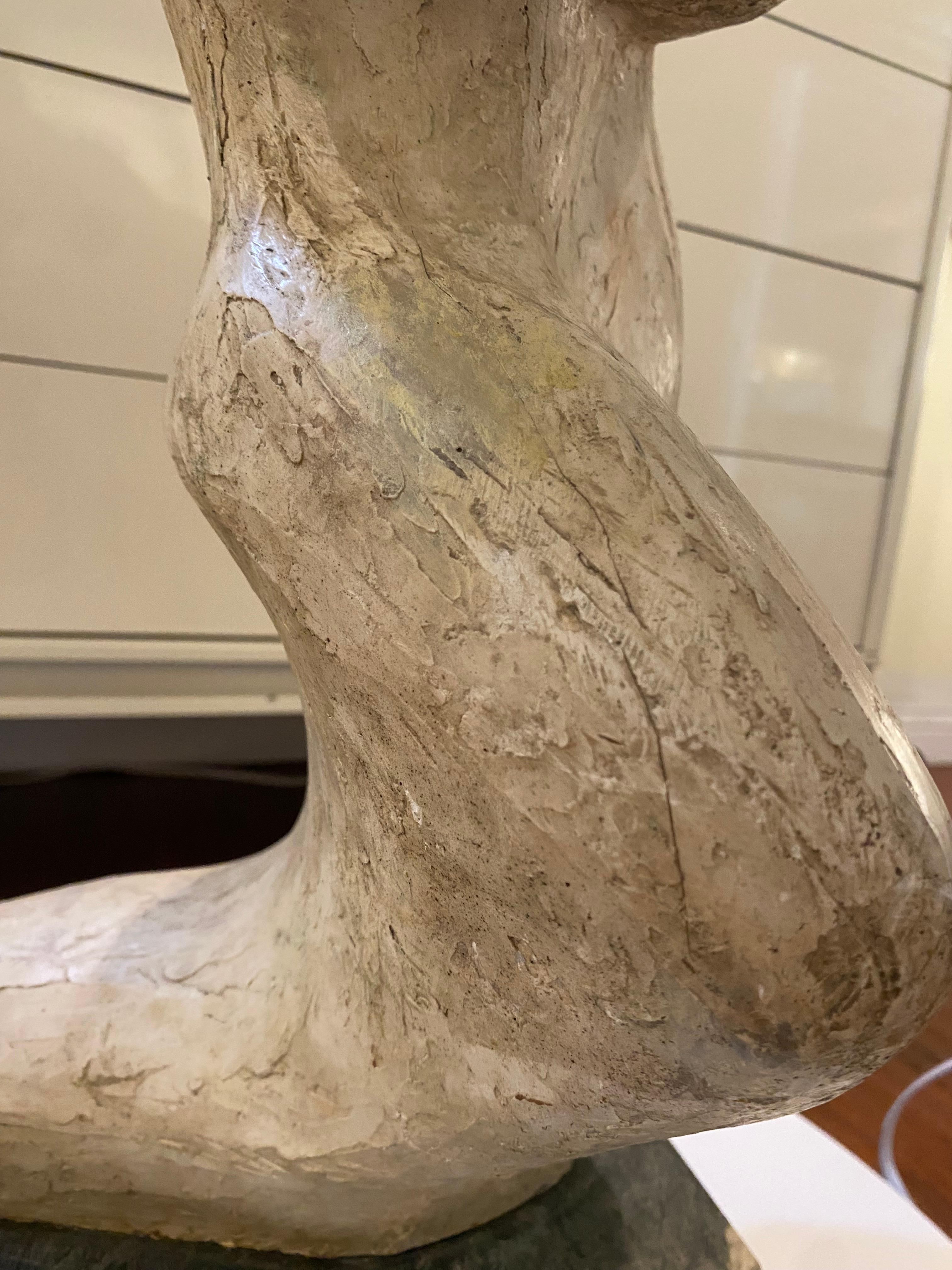 Scultura in argilla su base di marmo 