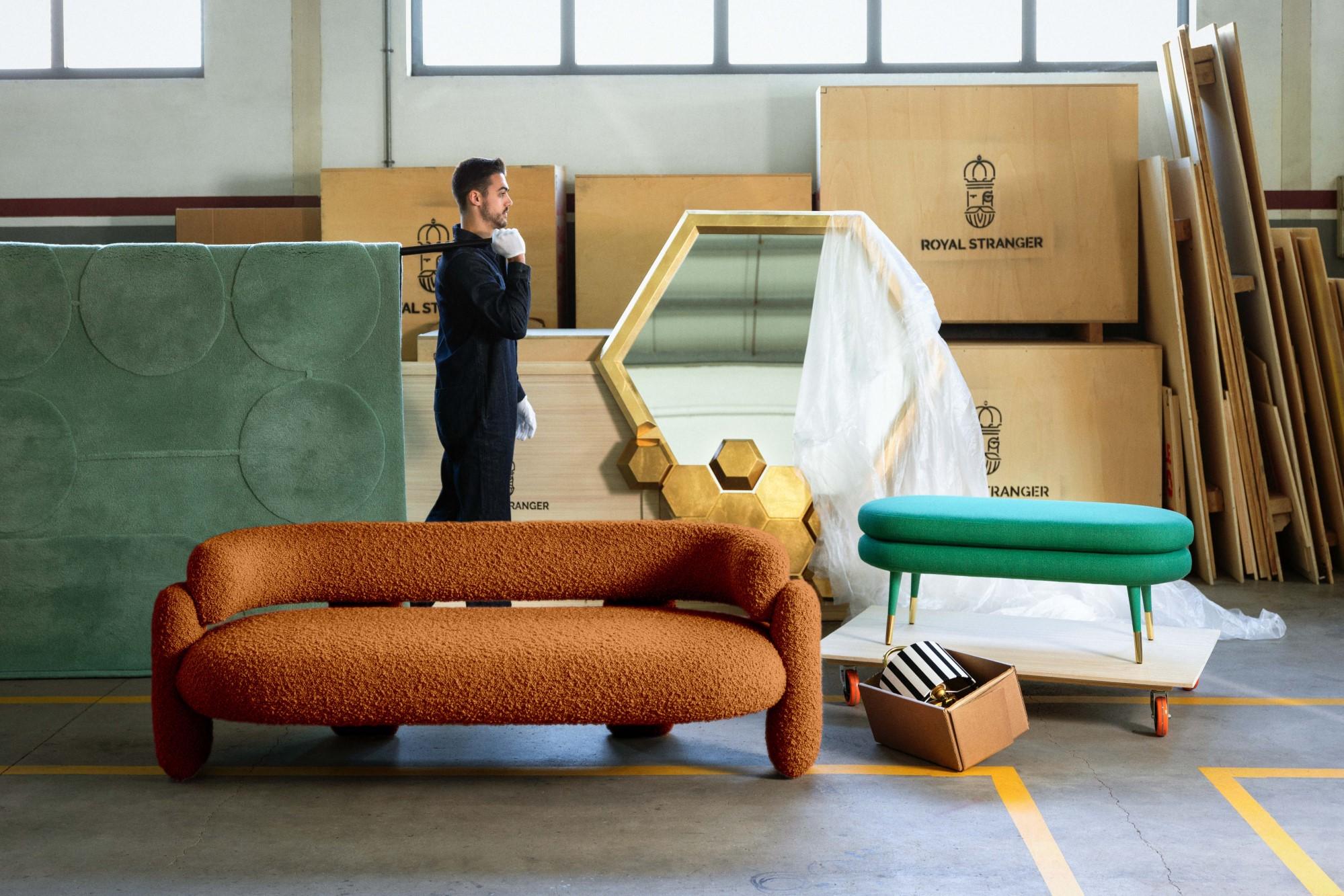 Embrace Indigofarbenes Sofa von Royal Stranger (21. Jahrhundert und zeitgenössisch) im Angebot