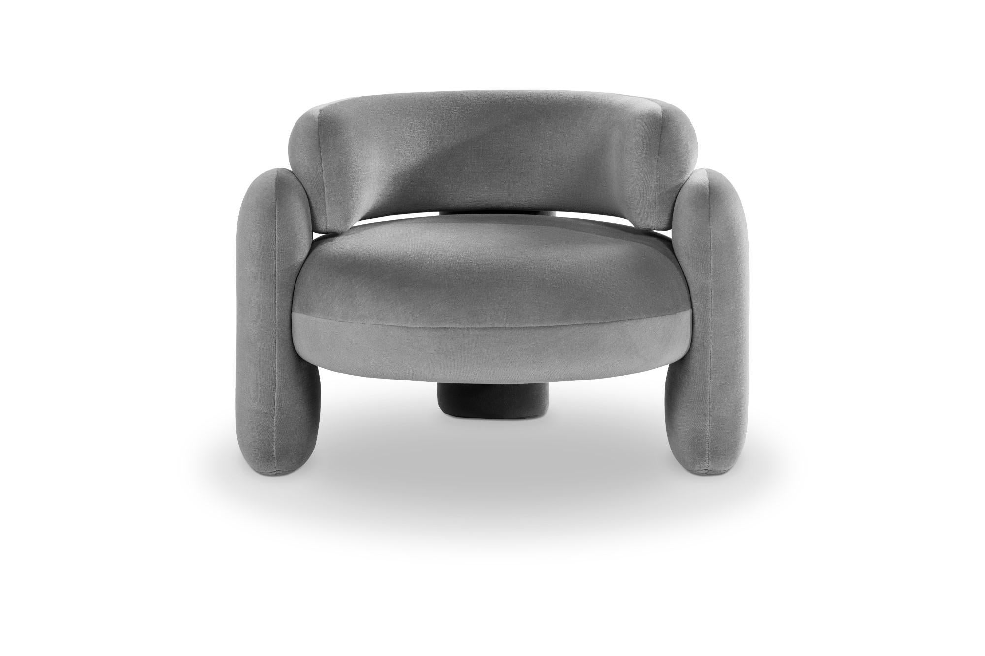 Sillón Embrace gentle 133 de Royal Stranger 
Dimensiones: An 96 x Pr 85 x Al 68 cm.
Hay disponibles diferentes colores y acabados de tapicería.
Materiales: Tapicería.

Con una composición envolvente de formas geométricas, el Sillón Abrazo te