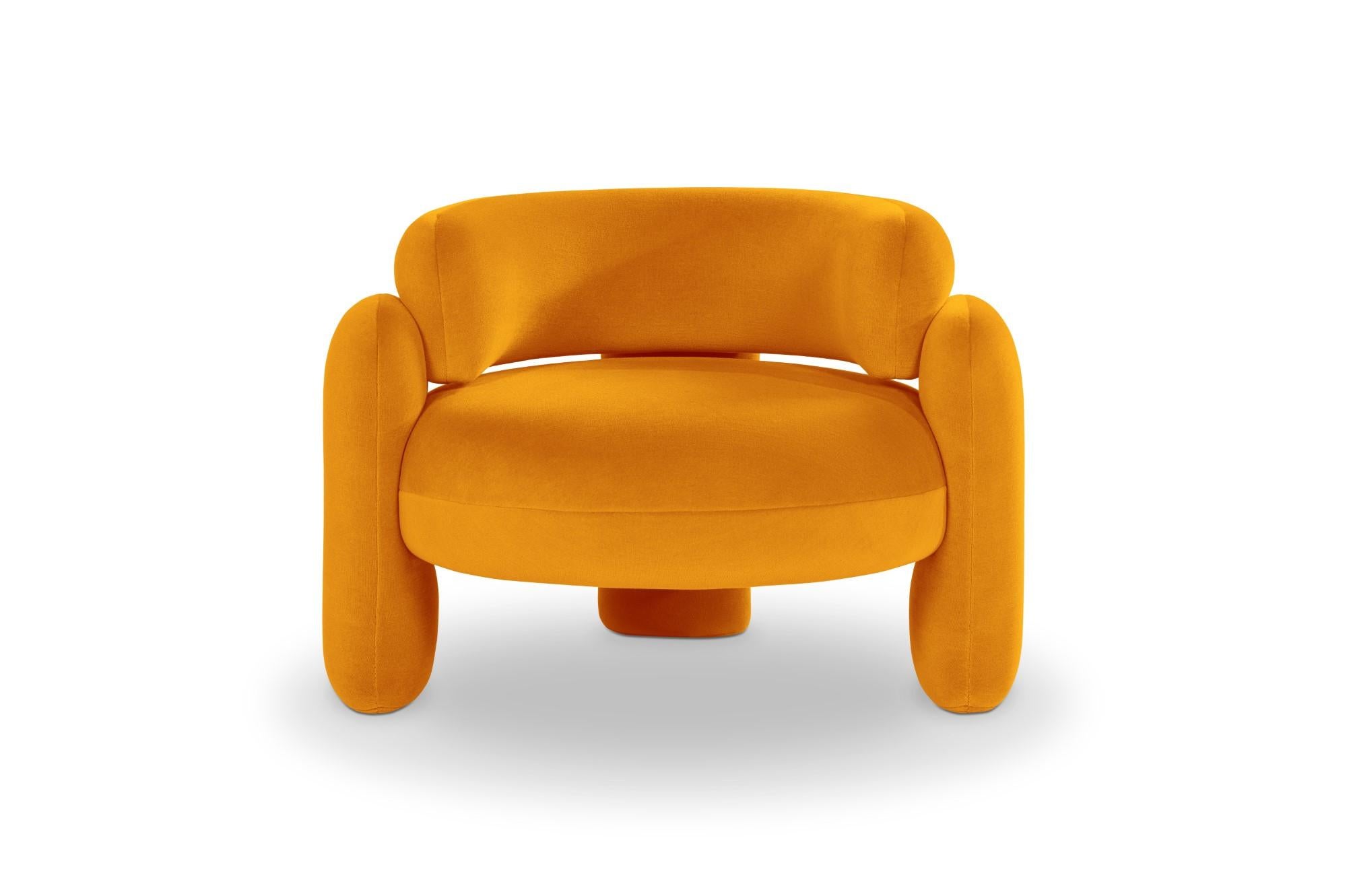 Embrace Gentle 443 Sessel von Royal Stranger 
Abmessungen: B 96 x T 85 x H 68 cm.
Es sind verschiedene Farben und Ausführungen der Polsterung erhältlich. Bitte kontaktieren Sie uns.
MATERIALIEN: Polstermöbel.

Der Embrace Armchair ist eine