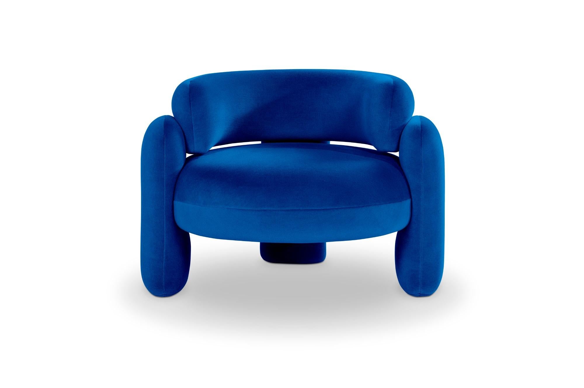 Embrace Gentle 753 armchair by Royal Stranger 
Dimensions: W 96 x D 85 x H 68 cm.
Different upholstery colors and finishes are available.
Materials: Upholstery.

Featuring an enfolding composition of geometrical shapes, the Embrace Armchair