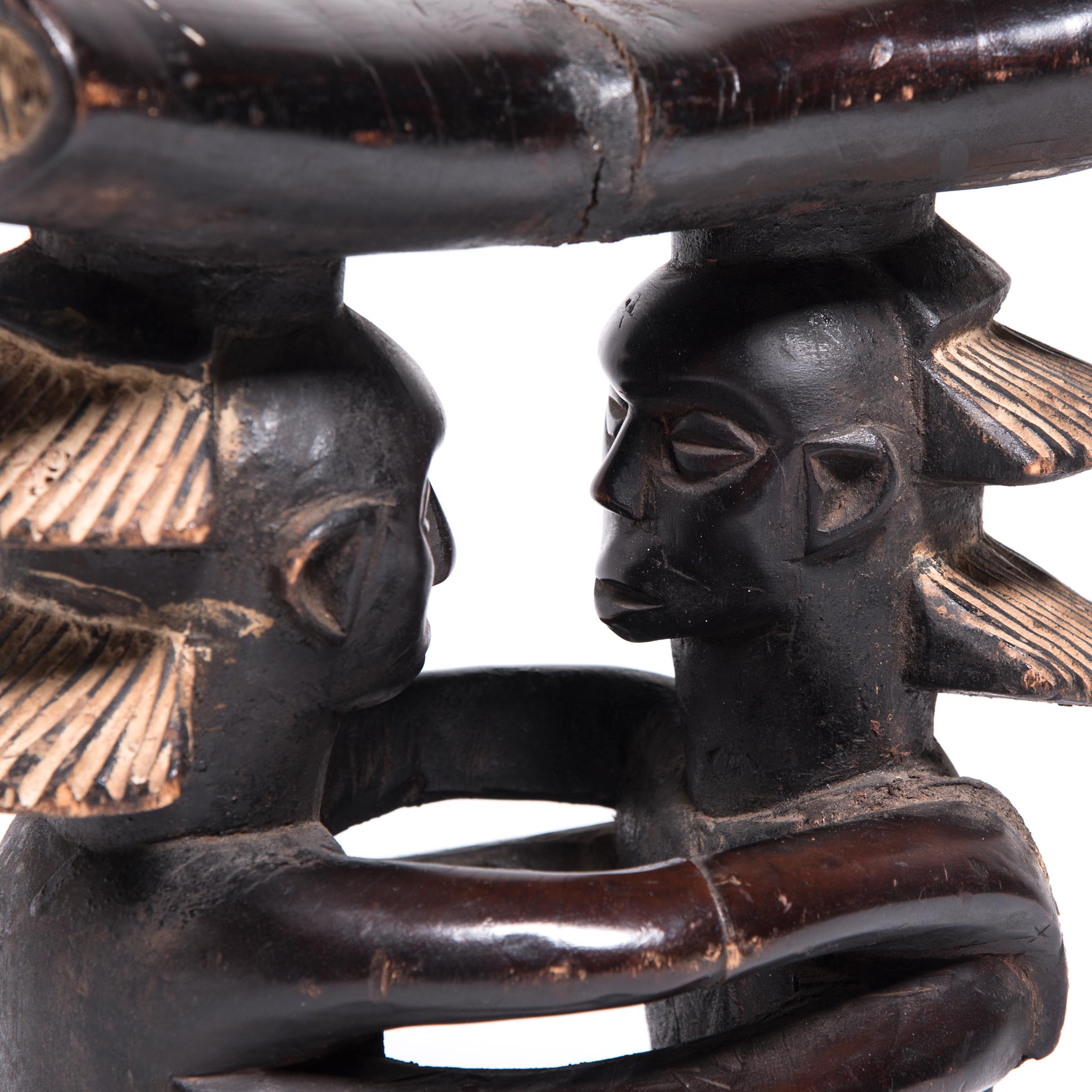 „Embrace“ Luba Kopfstützen-Skulptur (20. Jahrhundert) im Angebot