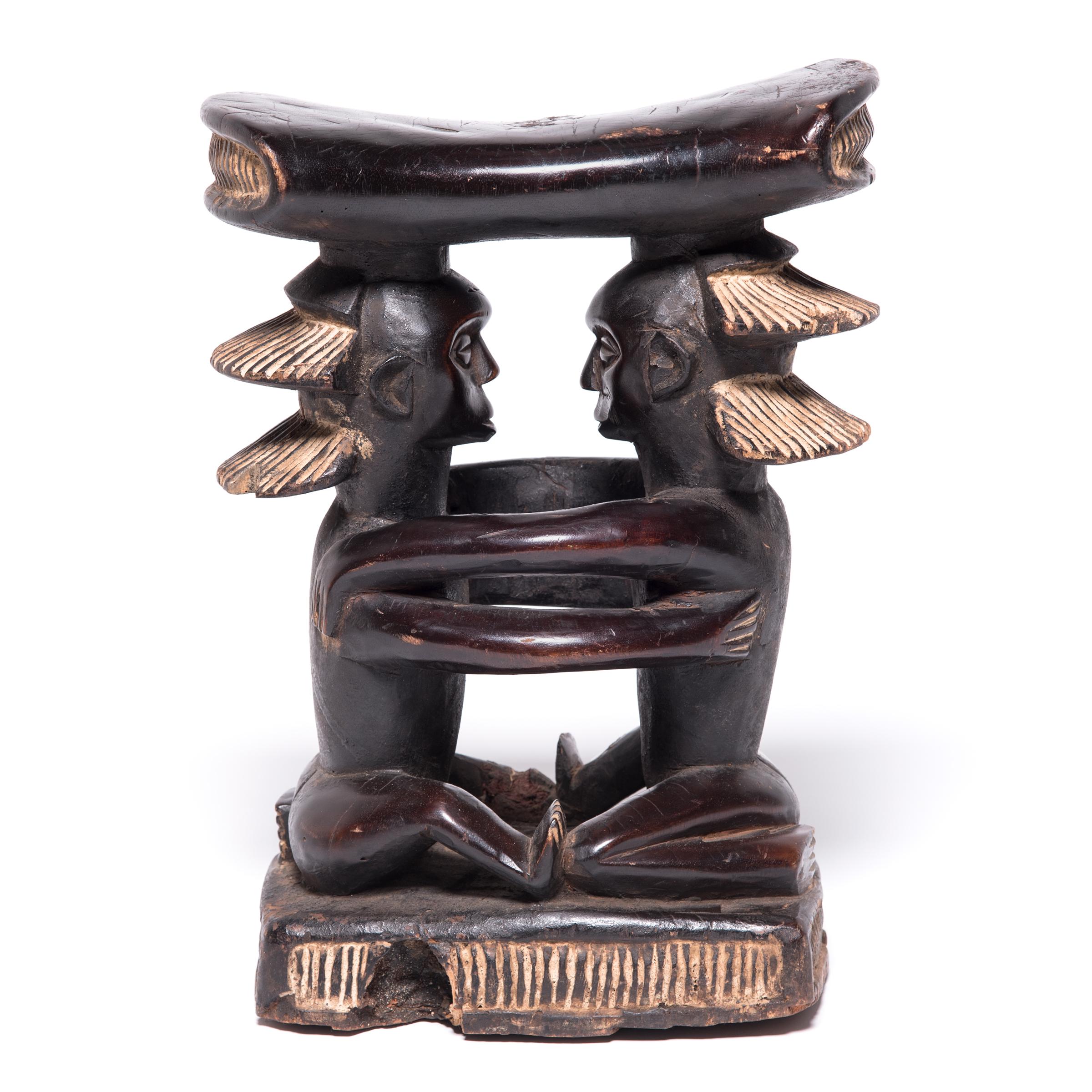 „Embrace“ Luba Kopfstützen-Skulptur (Stammeskunst) im Angebot