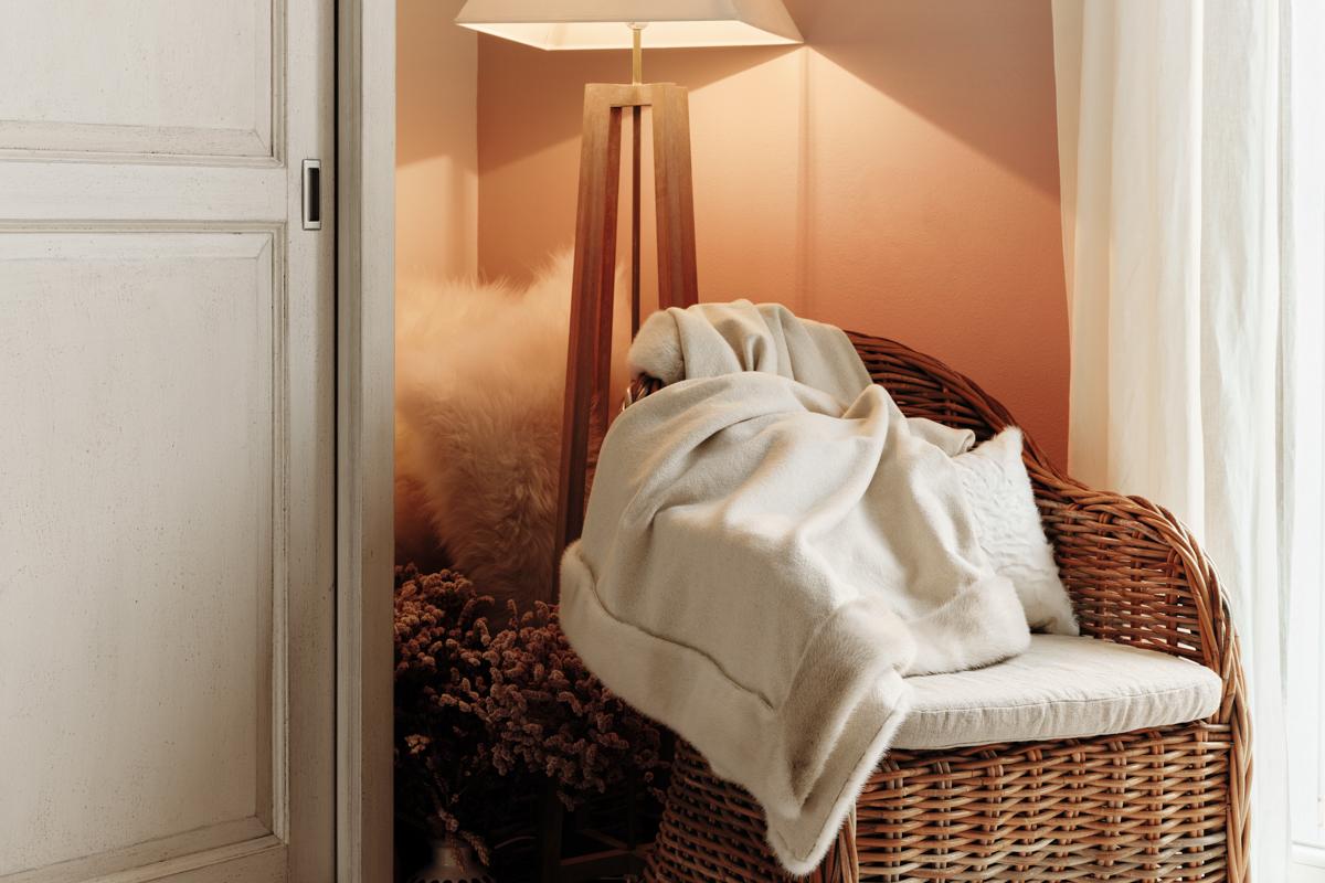 A pure cashmere blanket in soft colours, elegant, embellished by the pearl mink hem with its natural shades.

Let yourself be warmed by this exclusive throw.

A fabric already used for clothing purposes, which we have adapted to a blanket for you to