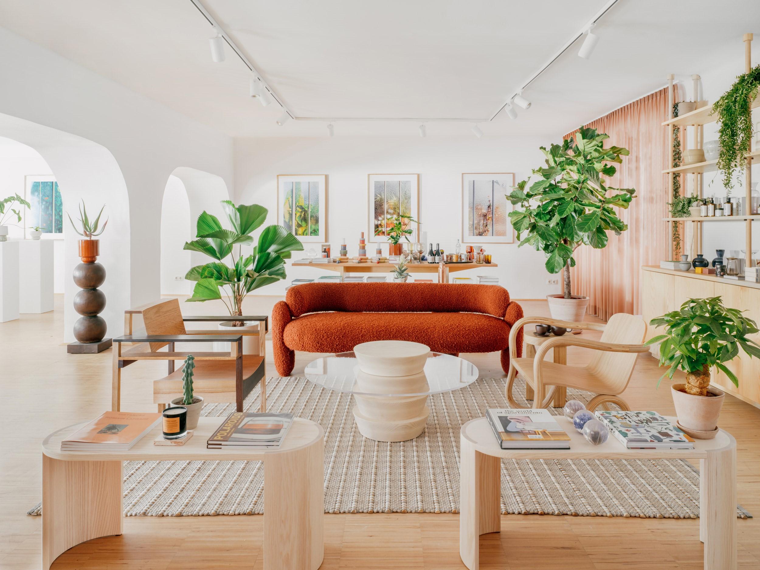 Embrace Sofa hat eine Vorliebe für saubere Linien. Es umfasst einzigartige kurvige Formen, die sich großzügig um den menschlichen Körper schlingen.
Diese Kurven finden sich in der großzügigen Sitzfläche und der verlängerten Rückenlehne sowie in den