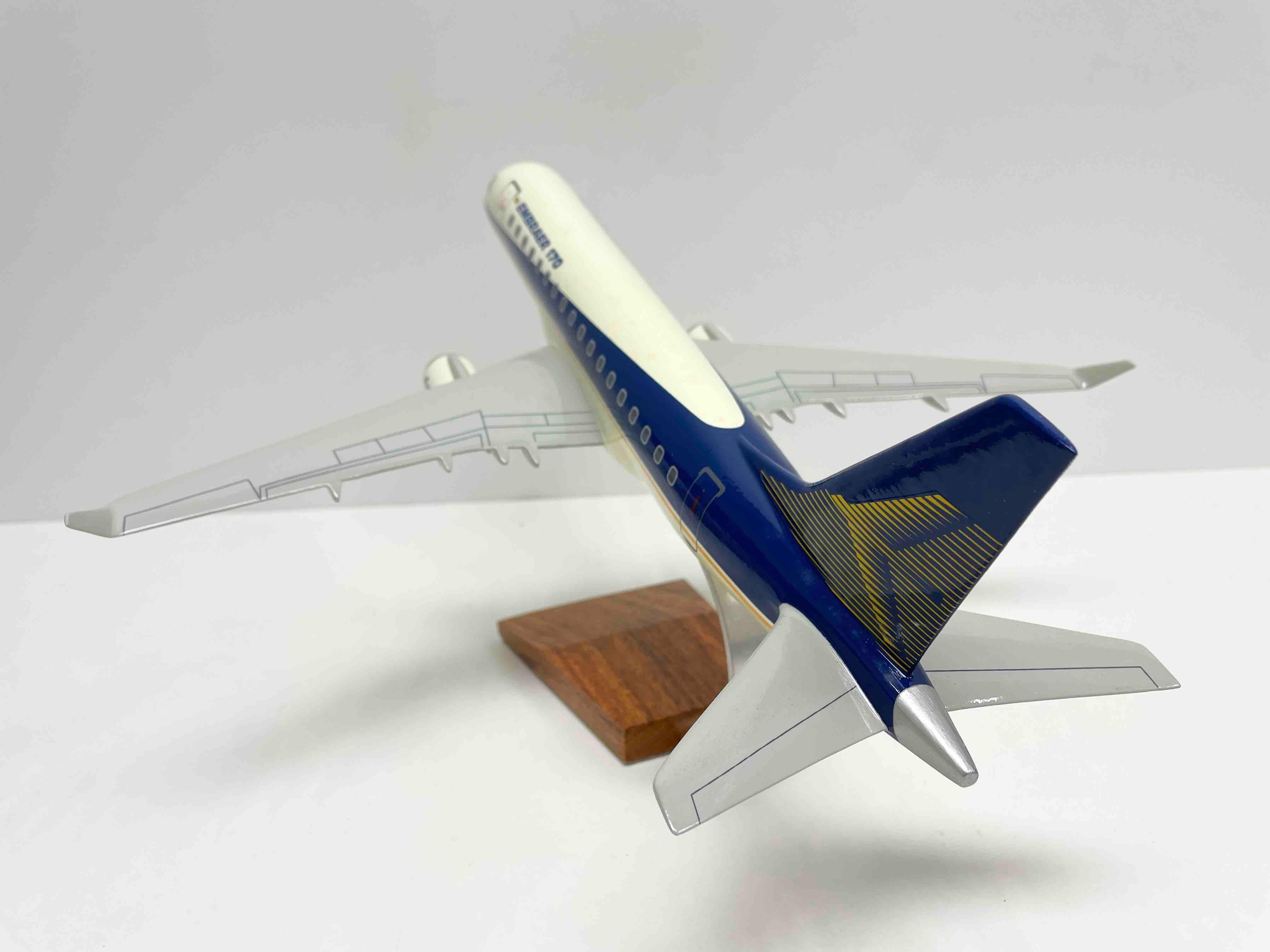 Moderne Modèle d'avion à réaction Embraer 170, Brésil en vente