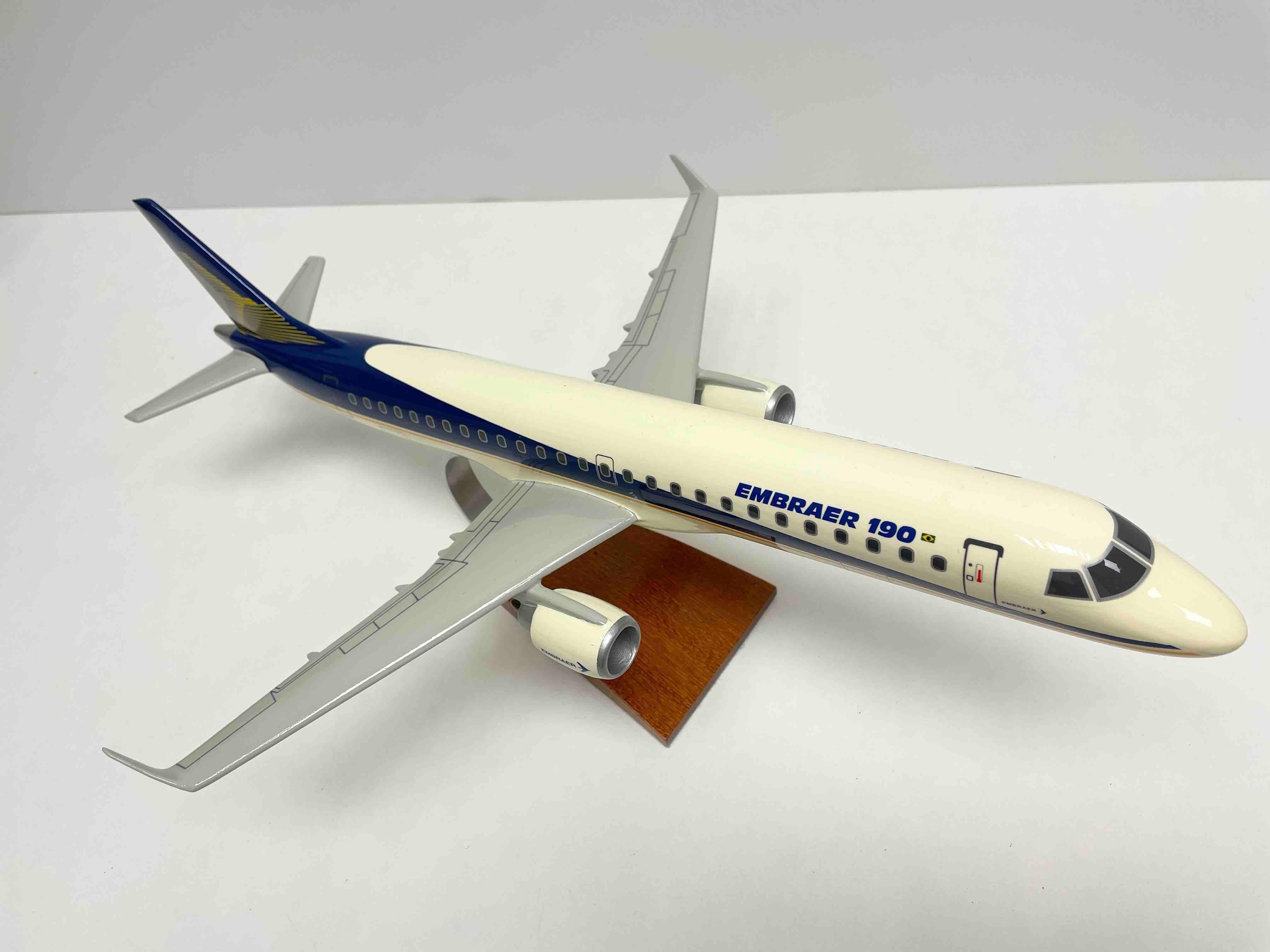 Embraer 190 Jet Airplane Aircraft Model Brazil In Good Condition For Sale In Nuernberg, DE