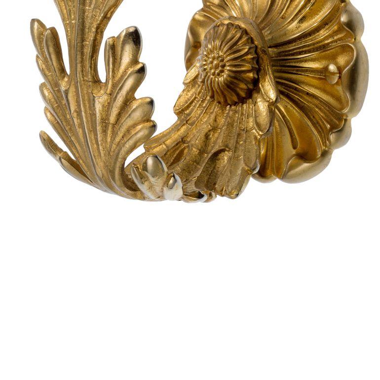 Le porte-rideau en laiton avec feuilles d'Orsay rehausse le décor de votre maison. Ce porte-rideau élégant et fonctionnel est fabriqué en laiton de haute qualité, ce qui le rend durable et attrayant. Il est orné d'un motif de feuille complexe. Que