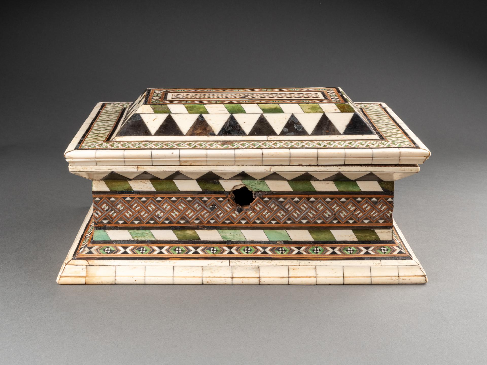 Italian Embriachi workshop marquetry casket - Northern Italy, 15th century For Sale