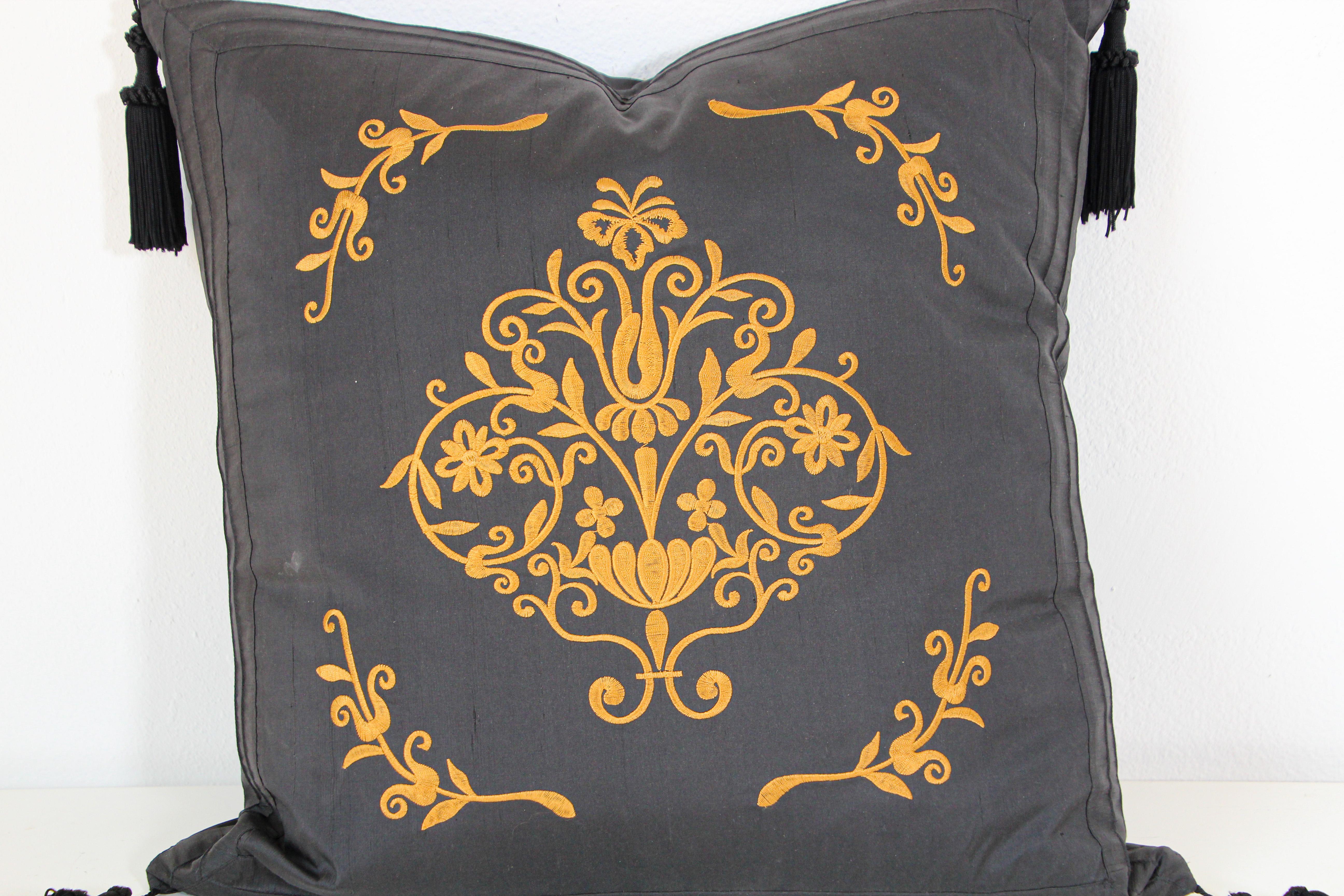 Mauresque Coussin décoratif en soie noire brodée avec pompons en vente