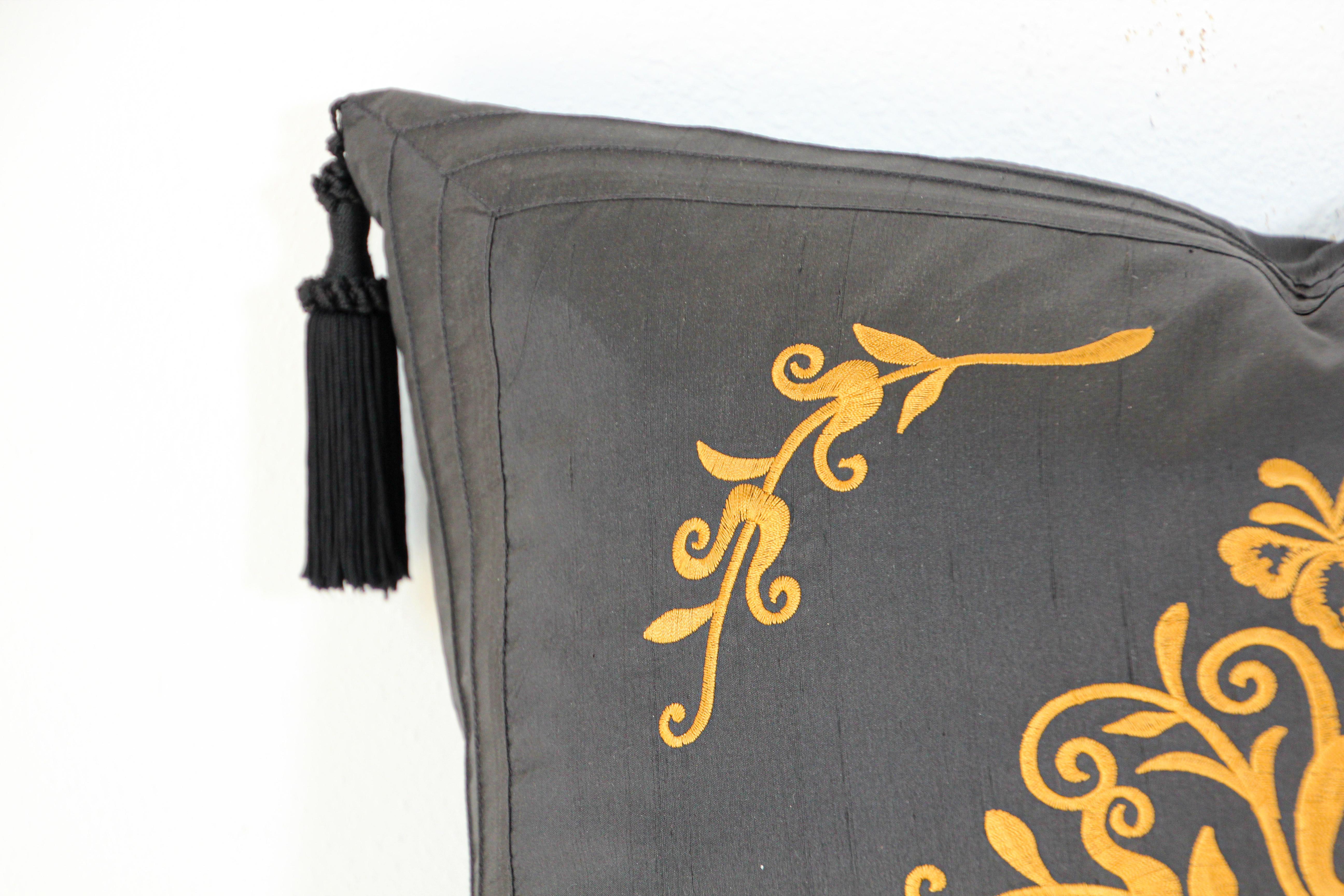 Dekoratives Kissen aus schwarzer Seide mit Quasten, bestickt (Indisch) im Angebot