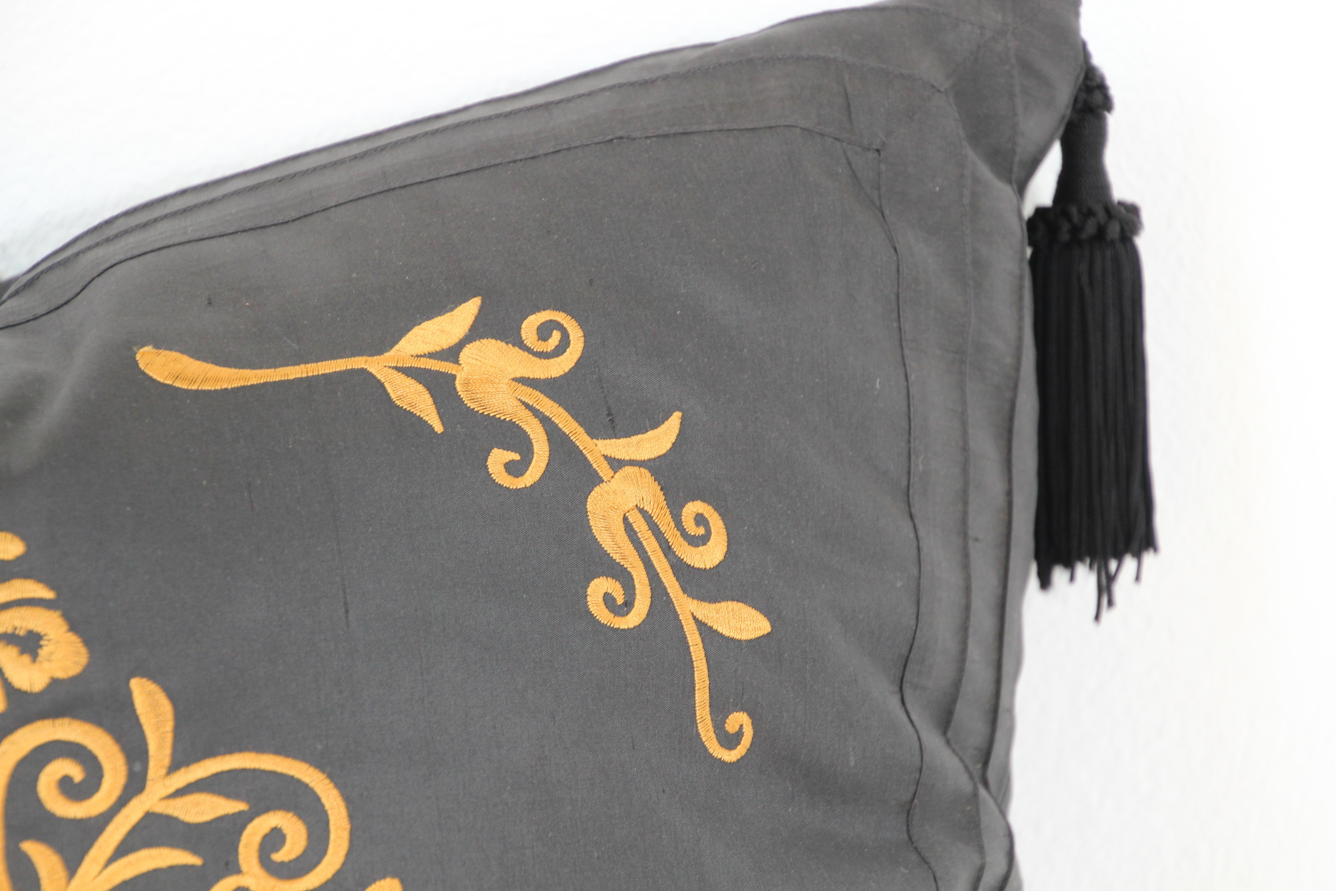 Dekoratives Kissen aus schwarzer Seide mit Quasten, bestickt (Handgefertigt) im Angebot