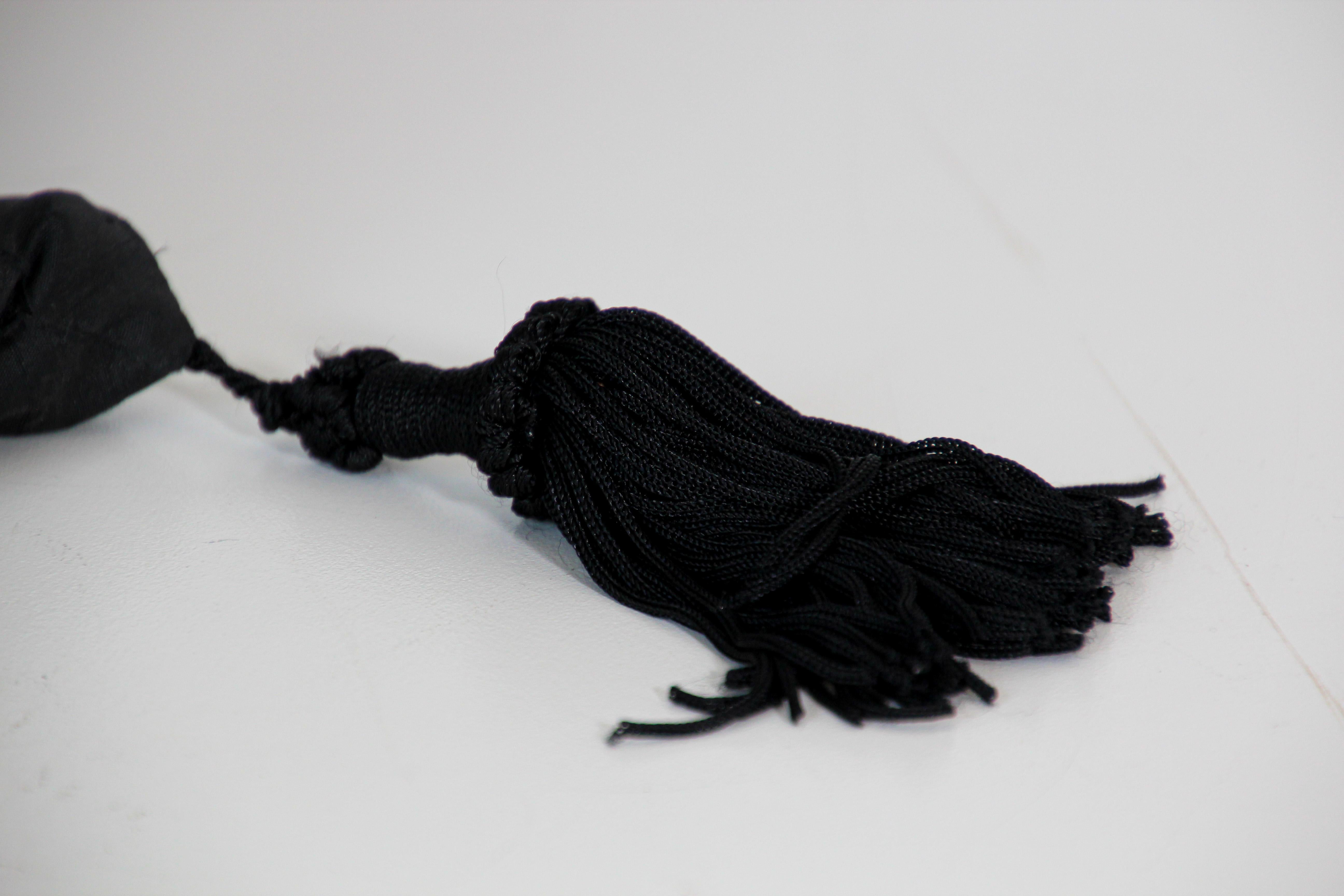 Coussin décoratif en soie noire brodée avec pompons Bon état - En vente à North Hollywood, CA