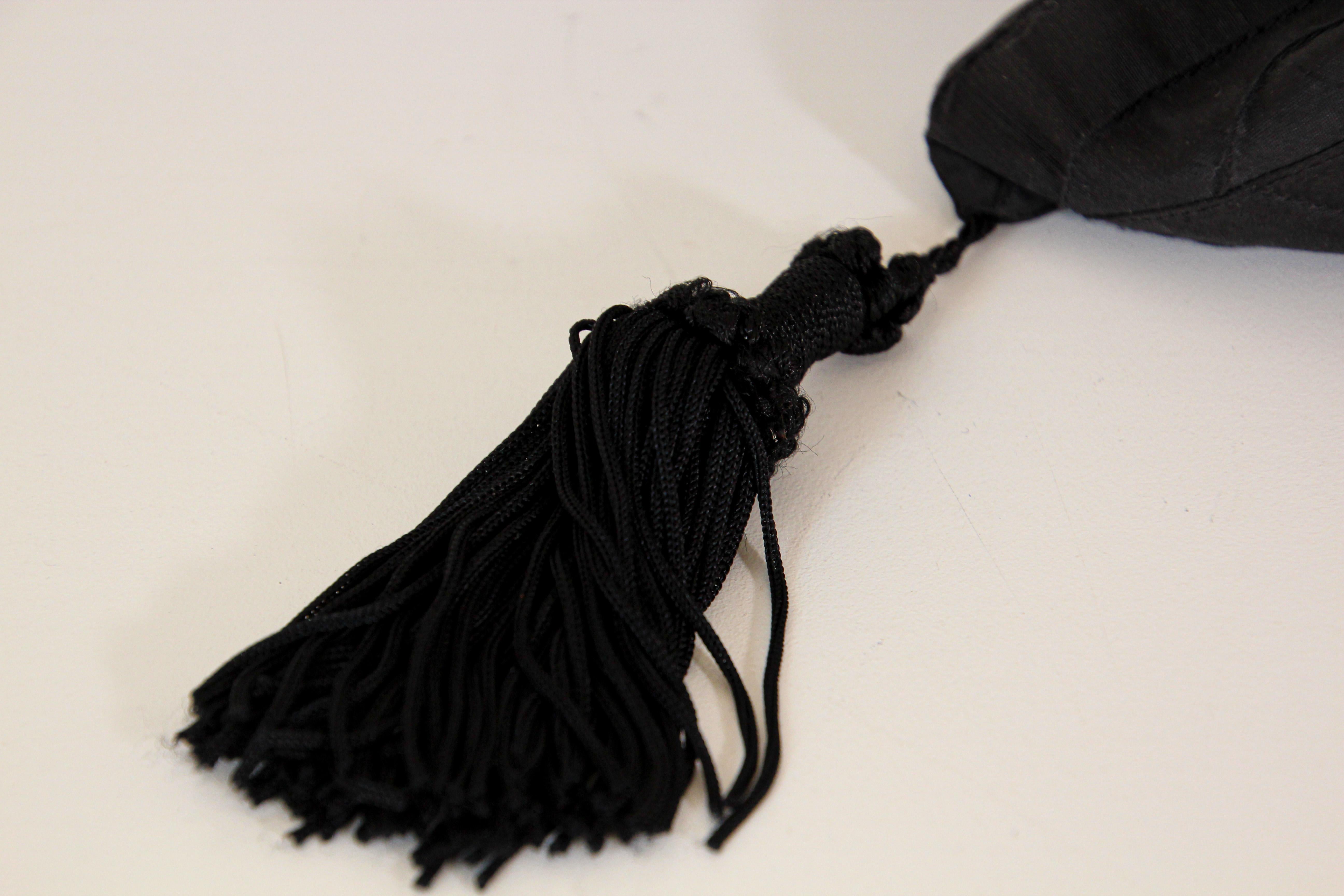 Dekoratives Kissen aus schwarzer Seide mit Quasten, bestickt (20. Jahrhundert) im Angebot