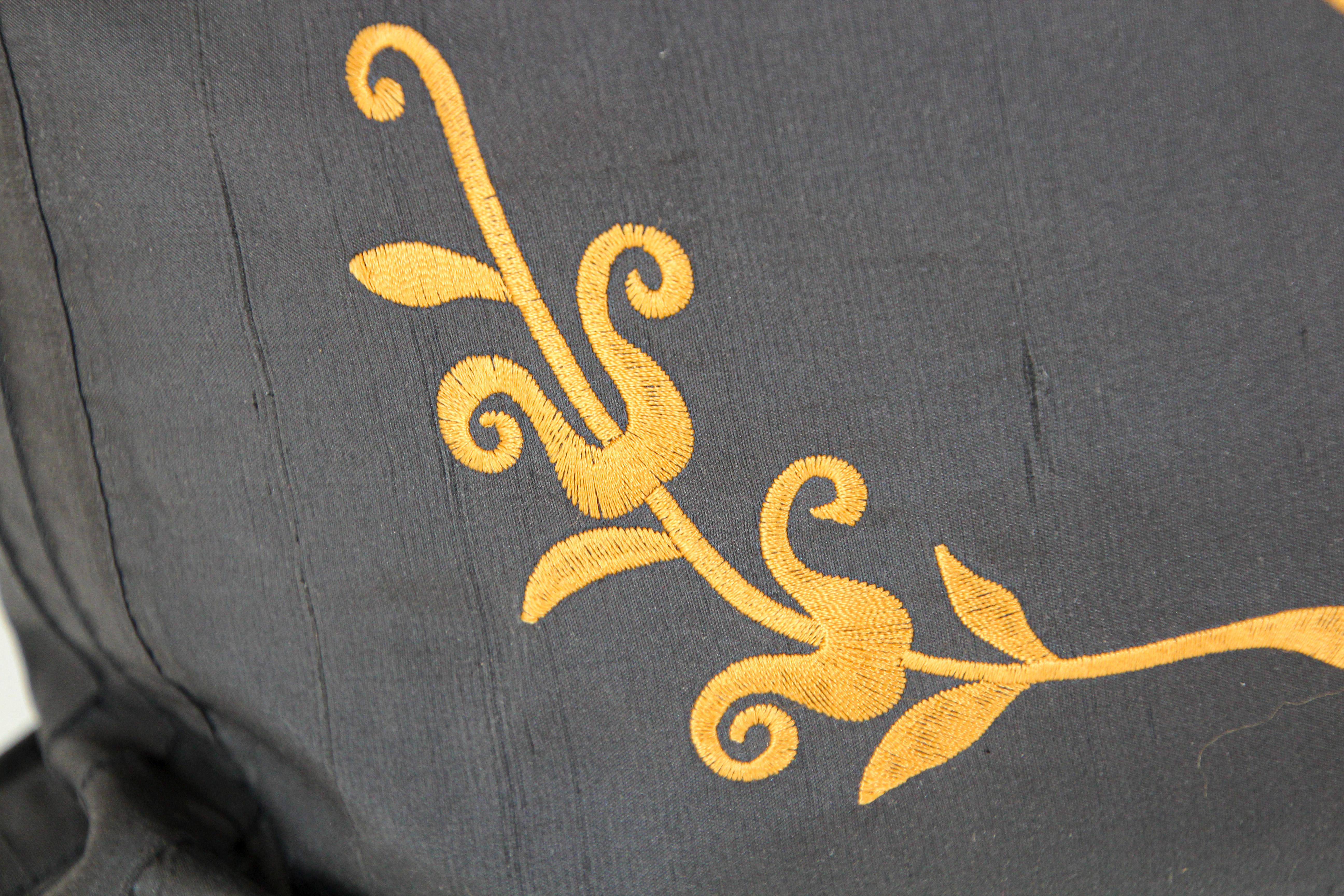 Soie Coussin décoratif en soie noire brodée avec pompons en vente