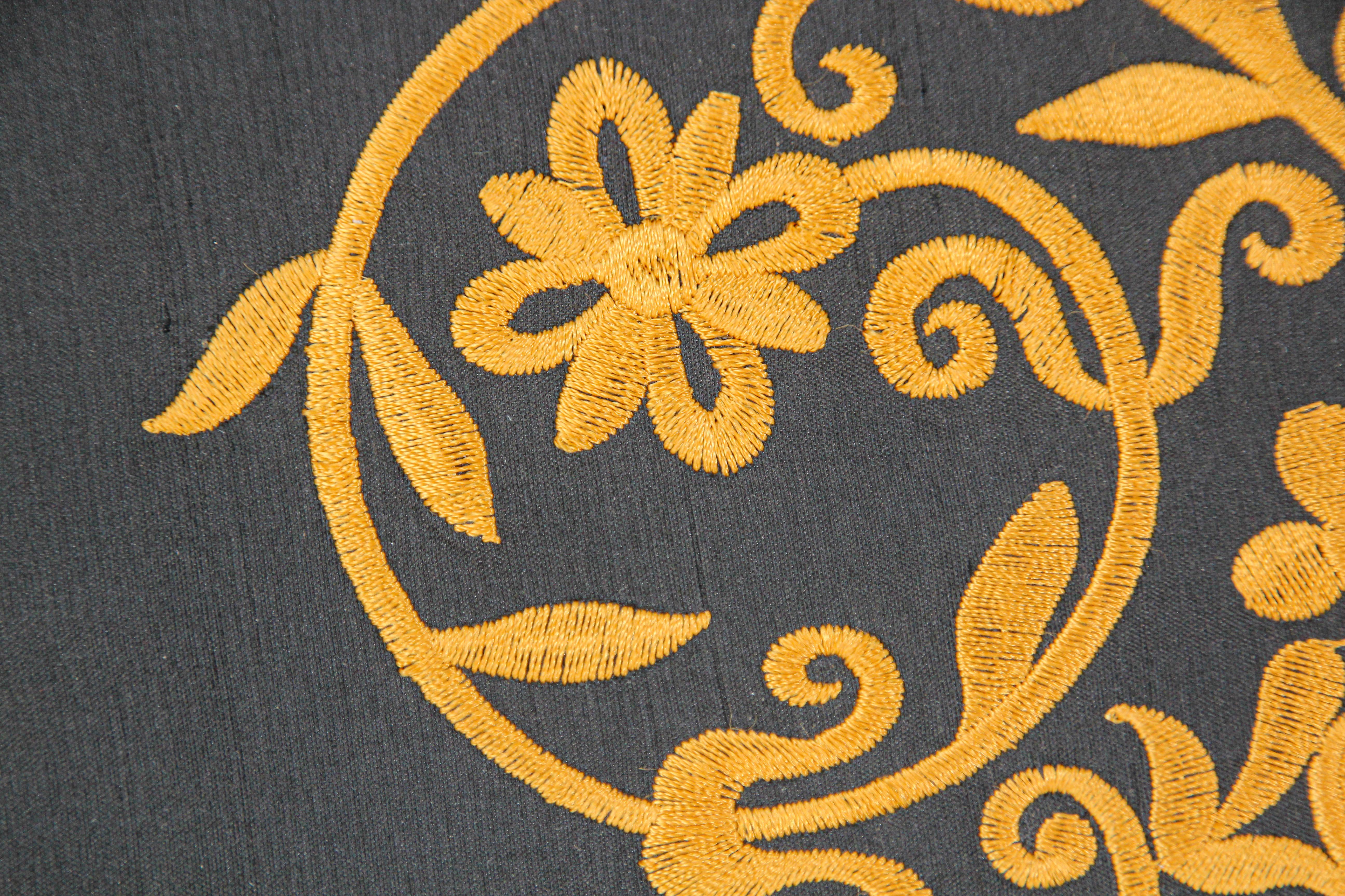 Coussin décoratif en soie noire brodée avec pompons en vente 1