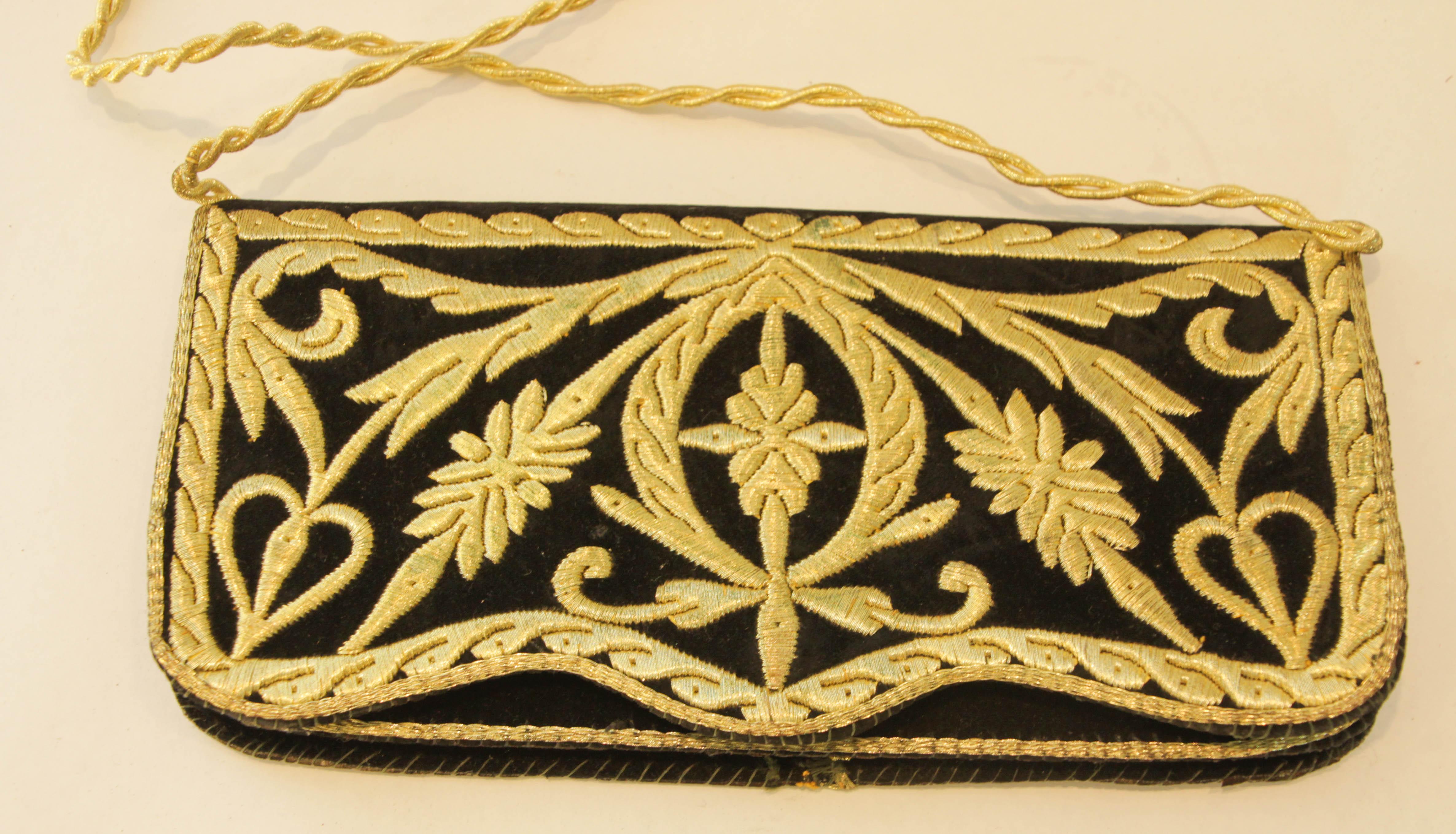 Embroidered Black Velvet Moroccan clutch Vintage 1960s In Good Condition For Sale In North Hollywood, CA