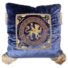 Coussin d'appoint brodé en velours bleu avec pompons