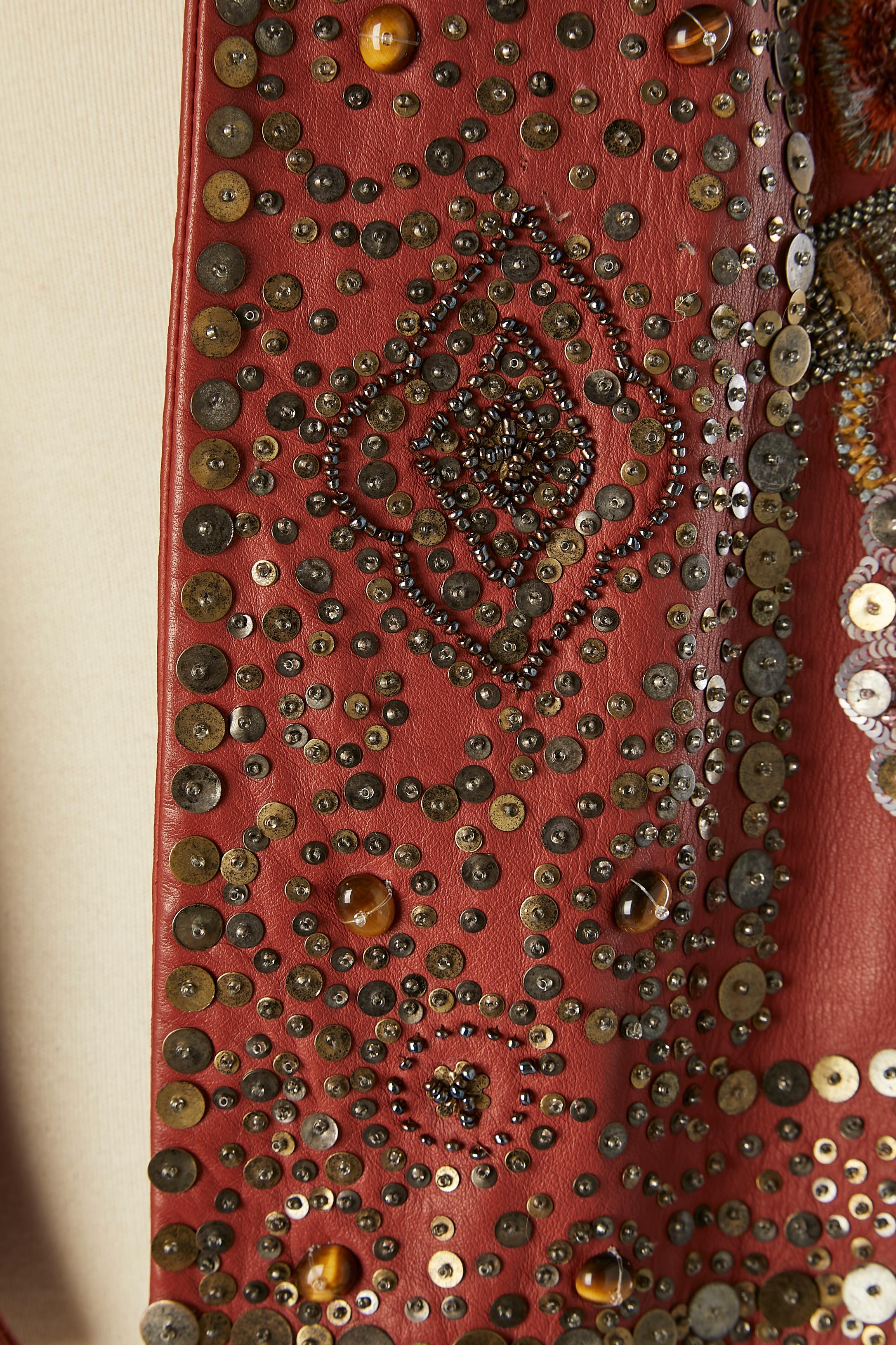 Veste en cuir marron brodée bord à bord avec un travail perlé (perles, paillettes et fil de soie) Doublure en acétate marron. Travail de coupe sur les épaules 
TAILLE 8 