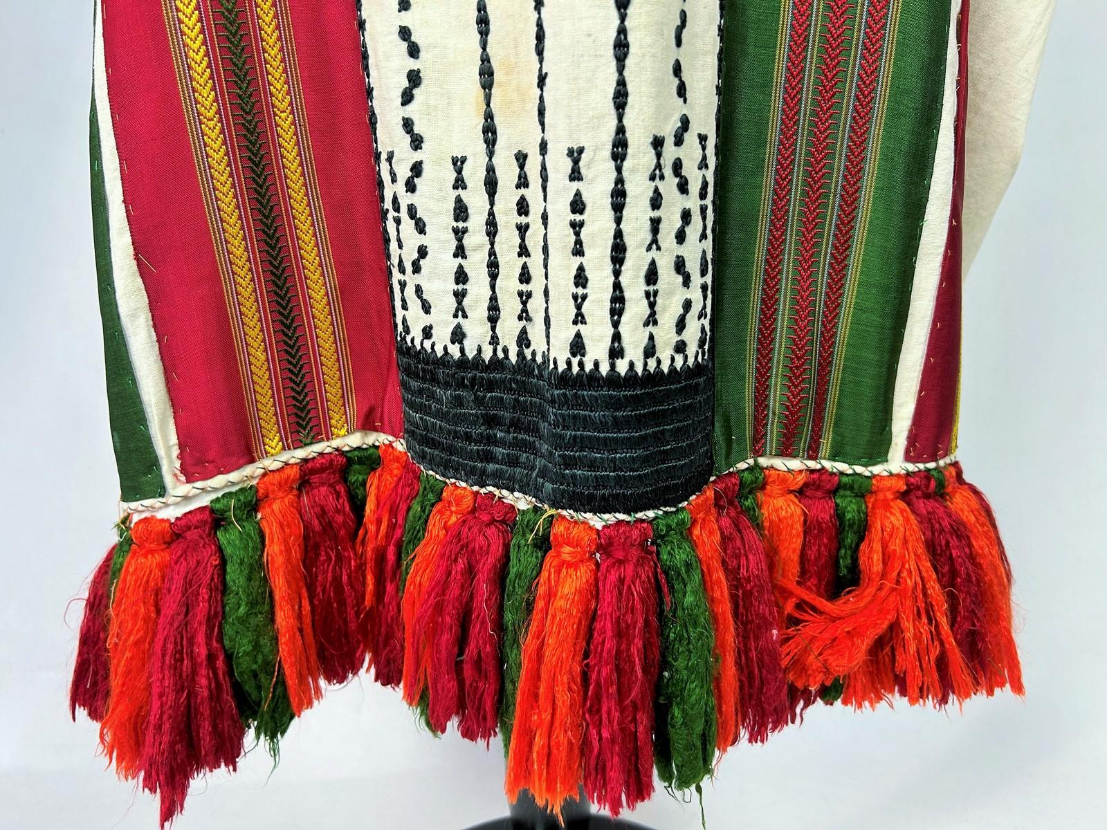 Women's or Men's Embroidered cotton blouse with floche silk tassels - Tunisia Circa 1950 For Sale