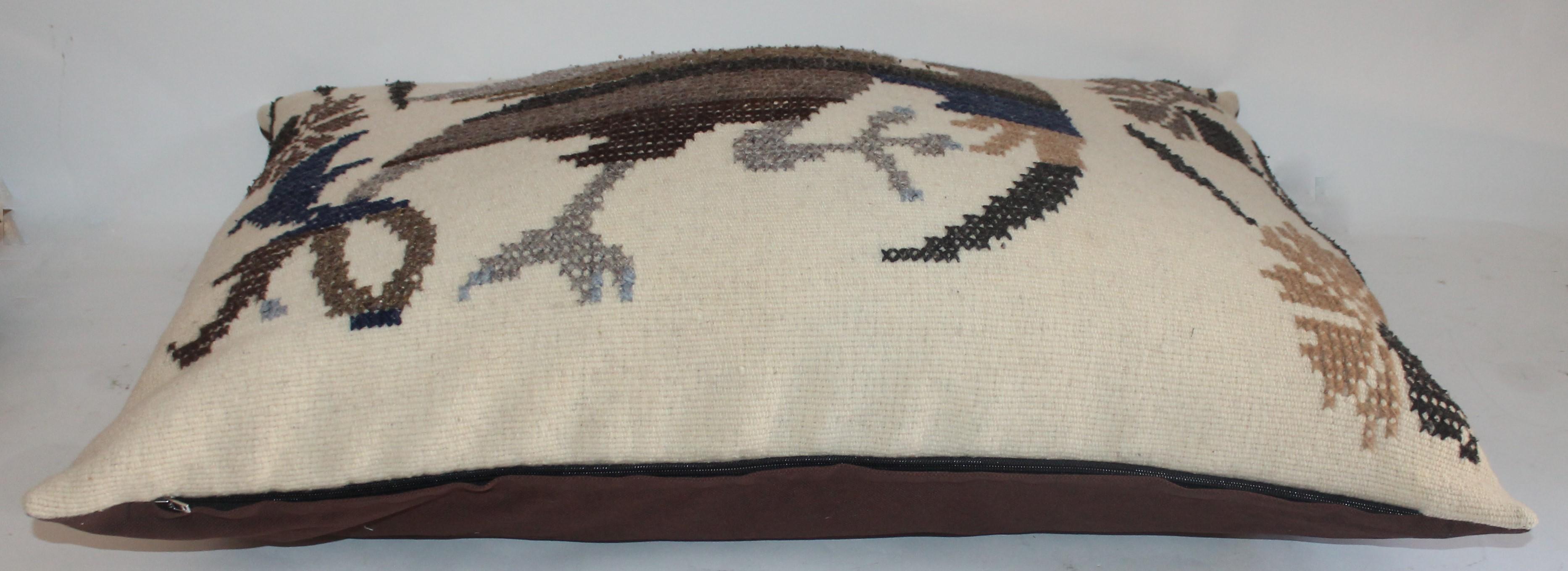 Embroidered Eagle Pillow With Linen Backing In Excellent Condition In Los Angeles, CA