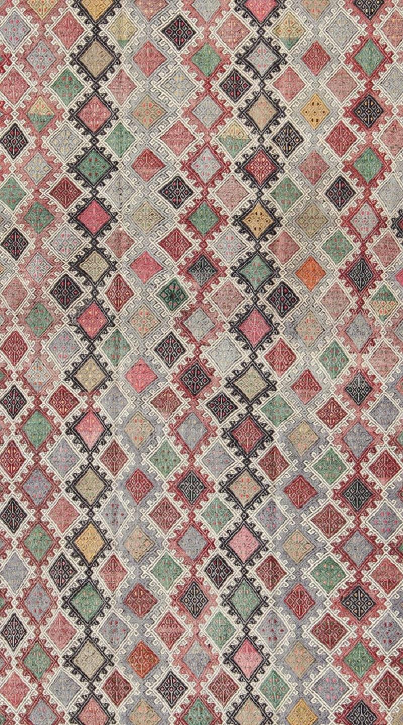Kilim Tappeto ricamato a trama piatta con motivo a diamante all over e in più colori in vendita