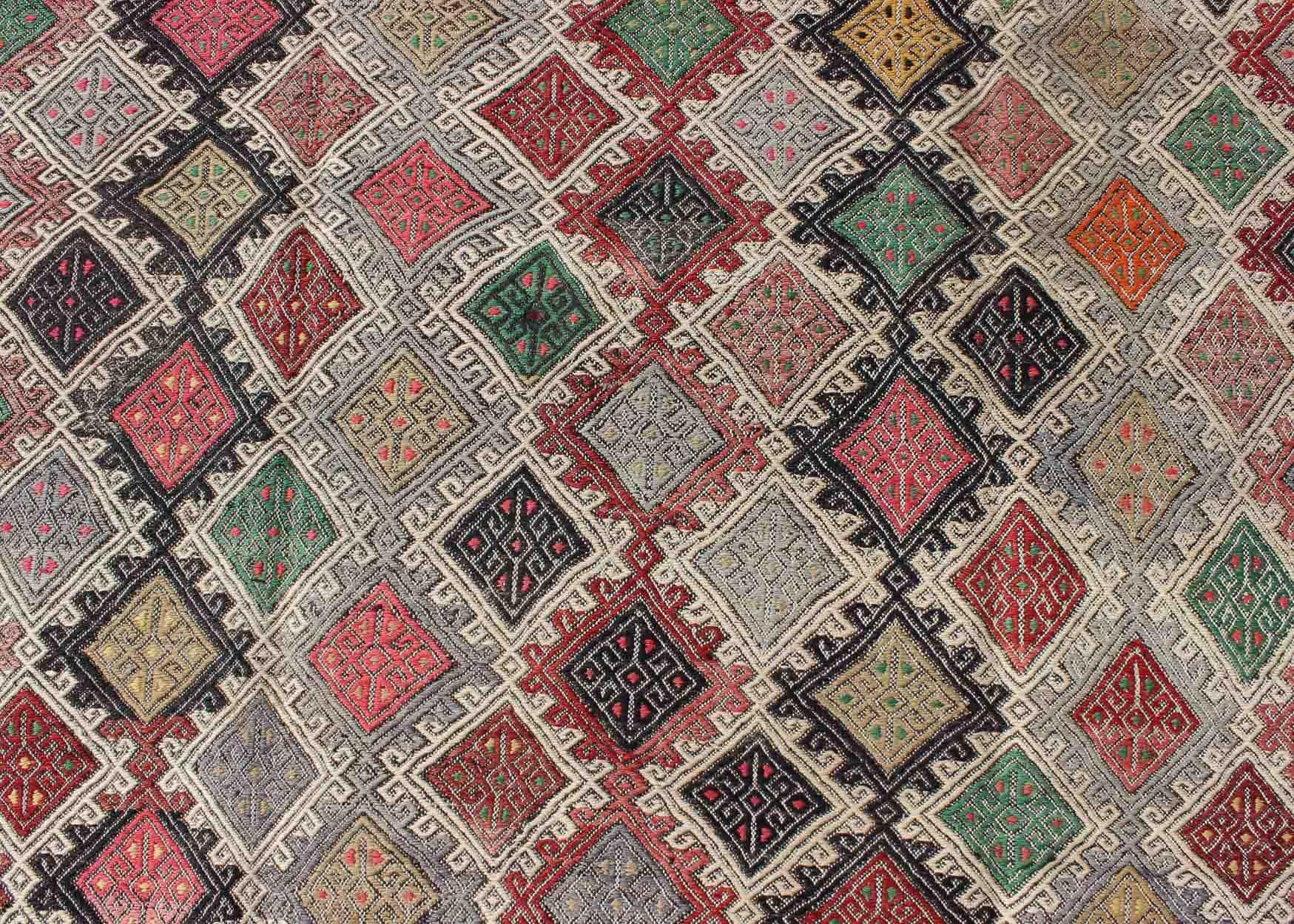 Metà XX secolo Tappeto ricamato a trama piatta con motivo a diamante all over e in più colori in vendita