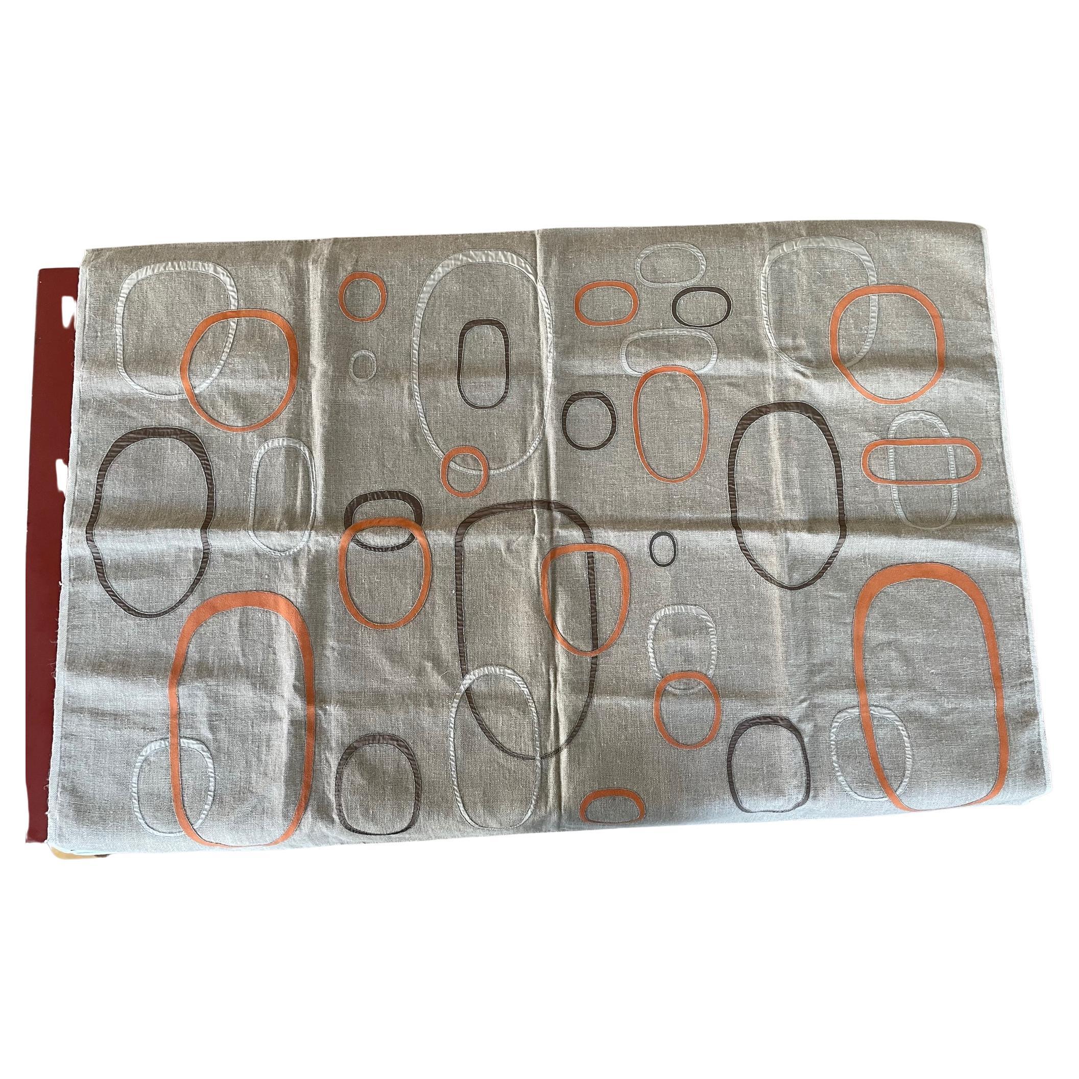 Panneau à ourlet brodé avec appliques en daim et soie au design contemporain