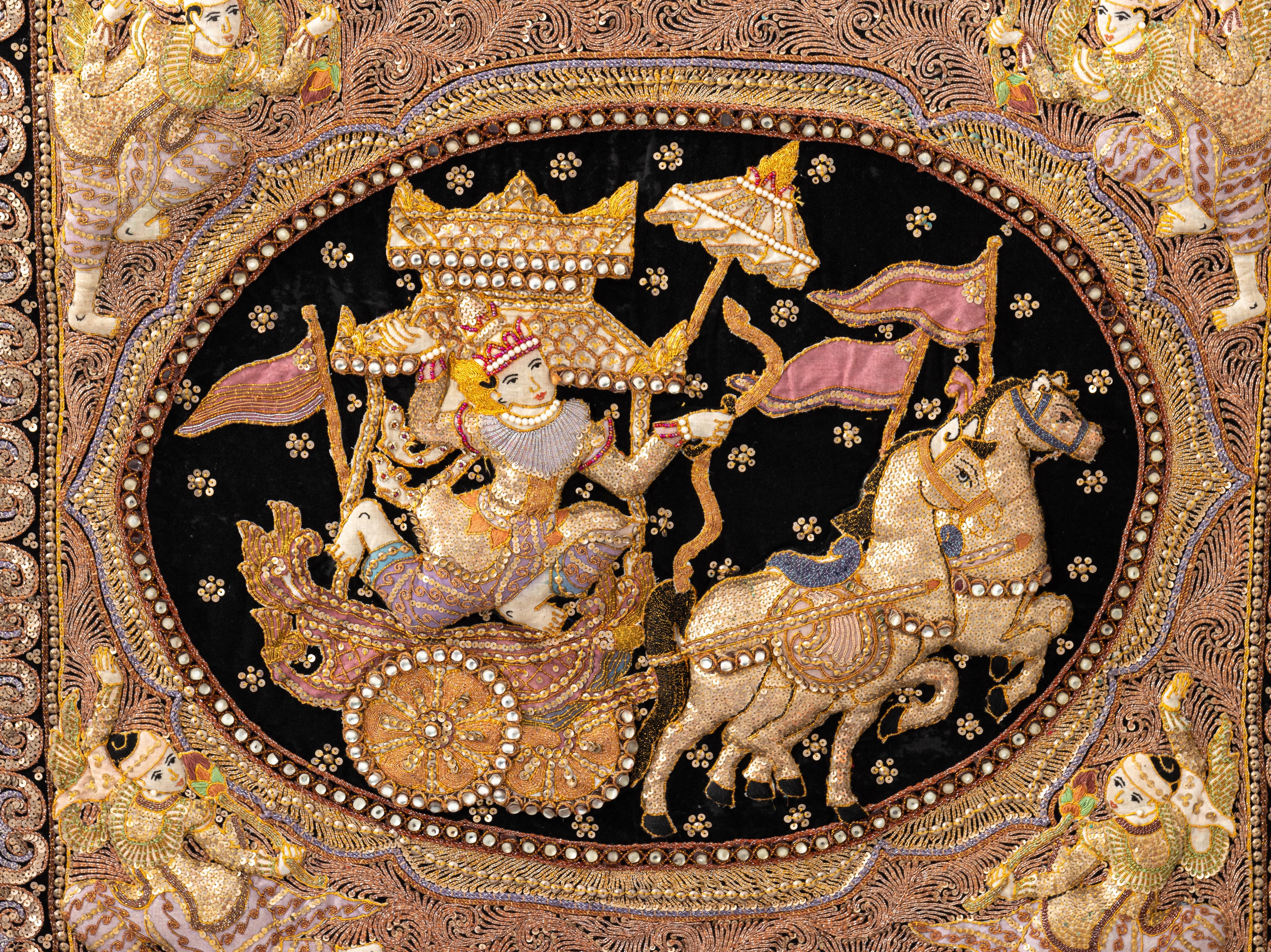 Panneau d'écran indien brodé, datant du 20e siècle, avec des détails perlés. La pièce comporte également une illustration d'un cavalier de char indien avec des chevaux. Veuillez noter l'usure correspondant à l'âge.